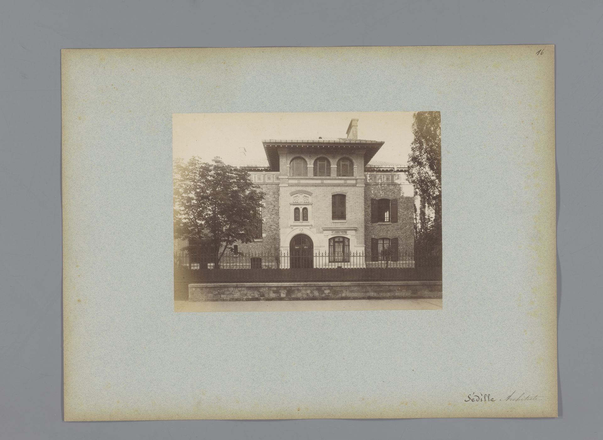 Façade van een villa in Parijs, ontworpen door Paul Sédille by Lampué et Cie