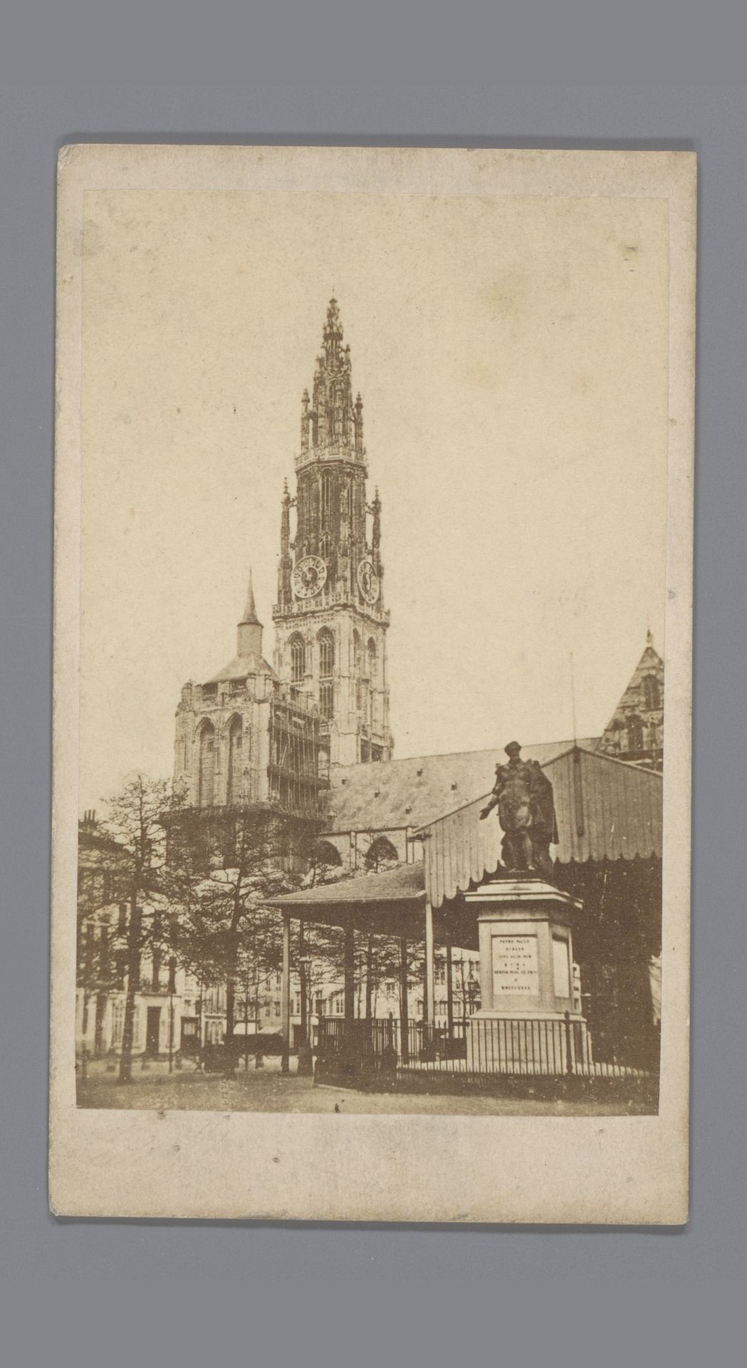 Gezicht op Onze-Lieve-Vrouwekathedraal en het standbeeld van Rubens op de Groenplaats, Antwerpen by Anonymous