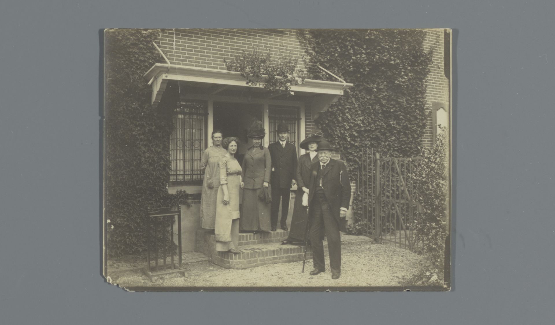 Familie van den Berg poserend voor "De Hoene"in Laren bij Saar Smele [onz] by Hendrik Herman van den Berg
