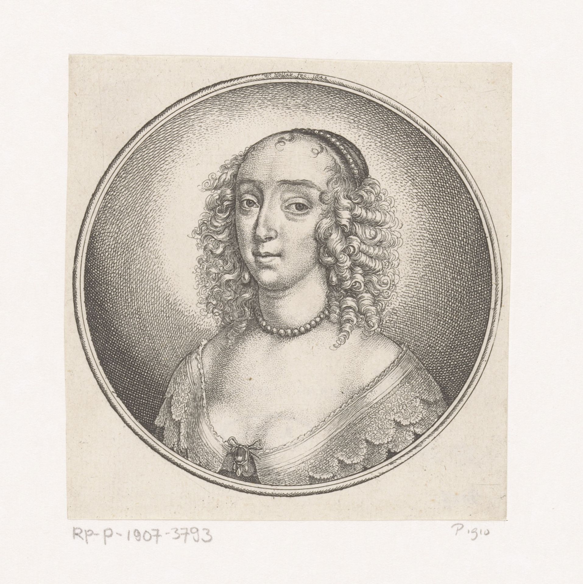 Vrouw met laag decolleté, parelketting en gekruld haar by Wenceslaus Hollar