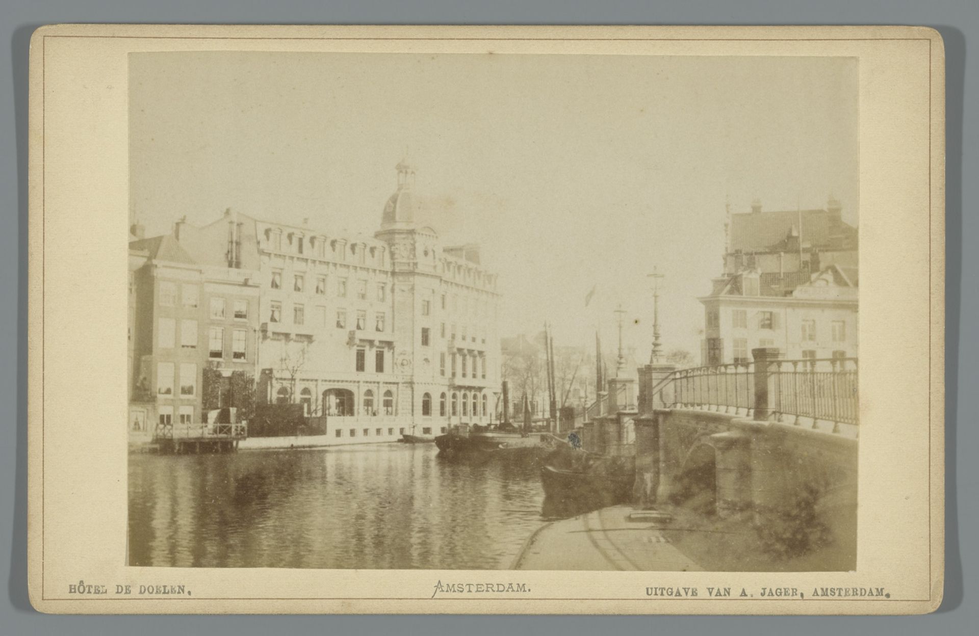 Gezicht op Hotel de Doelen in Amsterdam by Anonymous