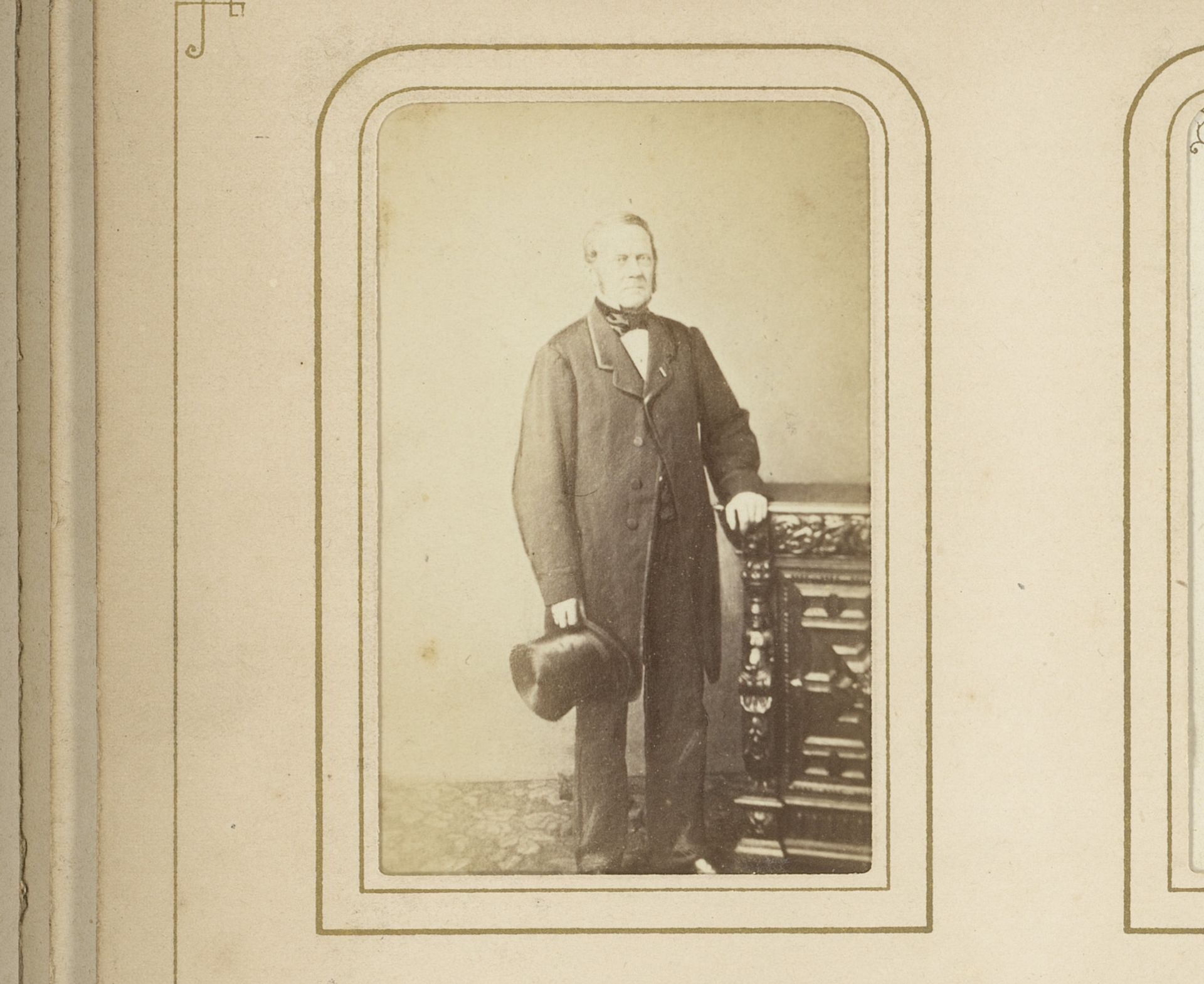 Portret van een staande man met hoge hoed in de hand by Edouard Keym
