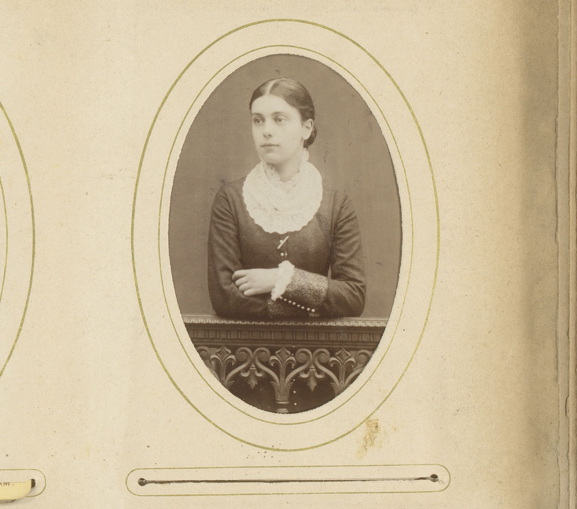 Portret van een staande jonge vrouw, leunend op een balustrade by De Lavieter & Co.