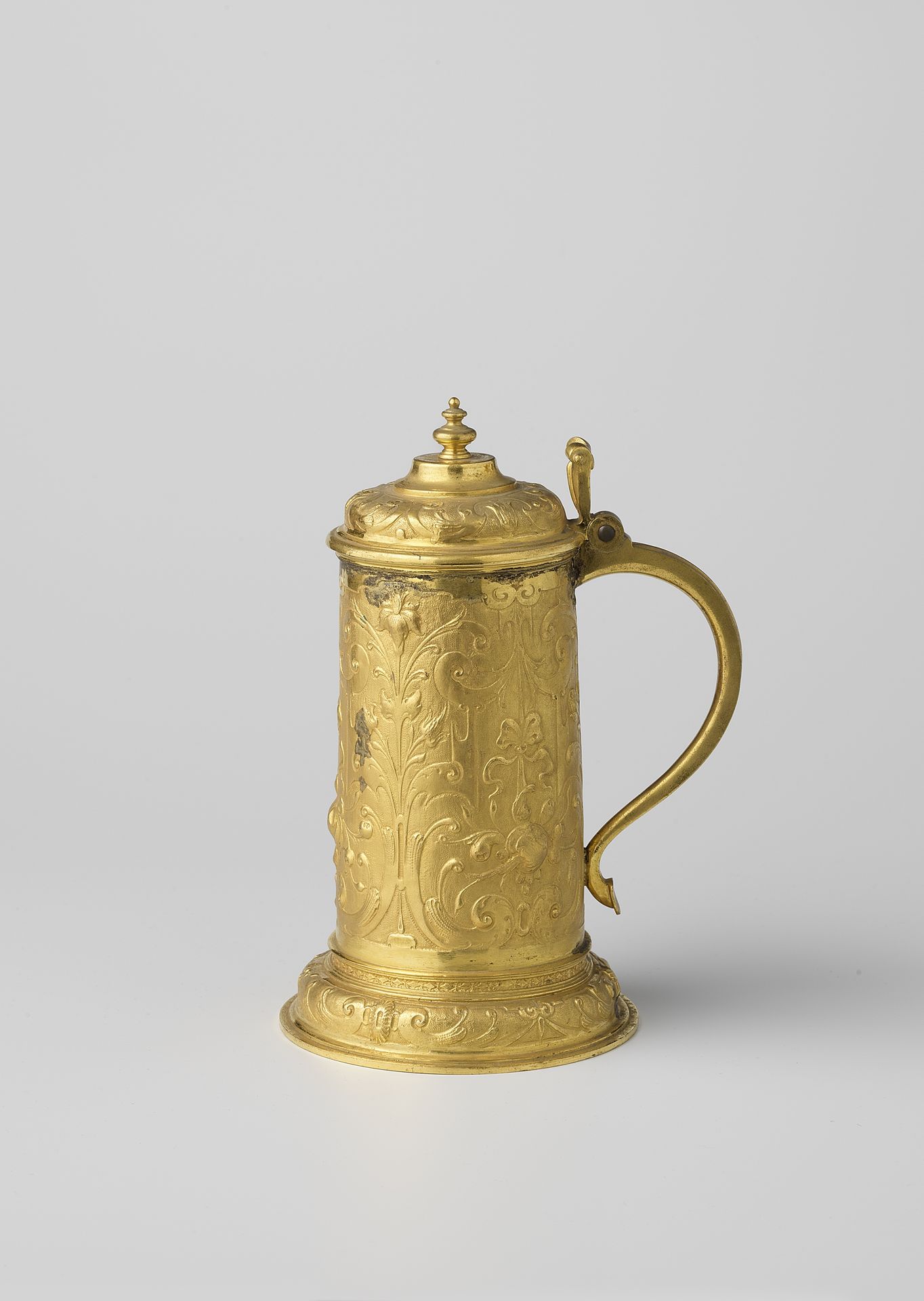Galvanoplastische reproductie van een drinkkan gedecoreerd met bloemen, vruchten en bandwerk by Elkington & Co.