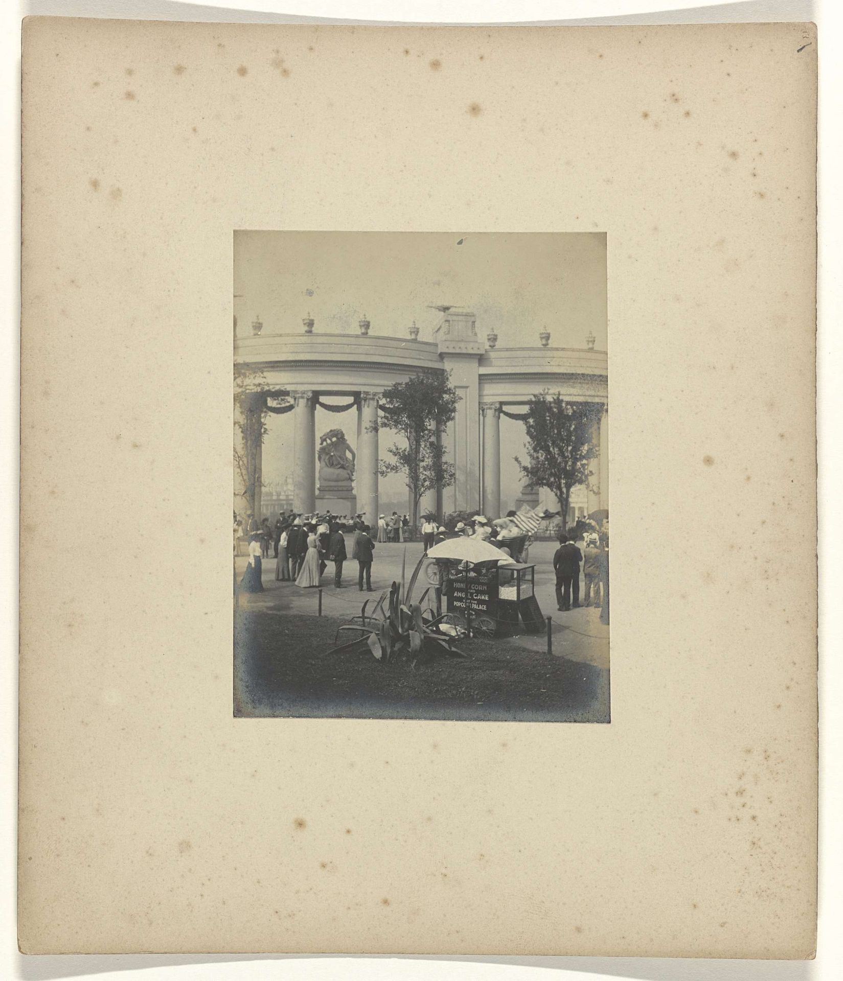 Parade van auto’s op de wereldtentoonstelling in St. Louis (Louisiana Purchase Exposition), 1904 by Jan Schüller