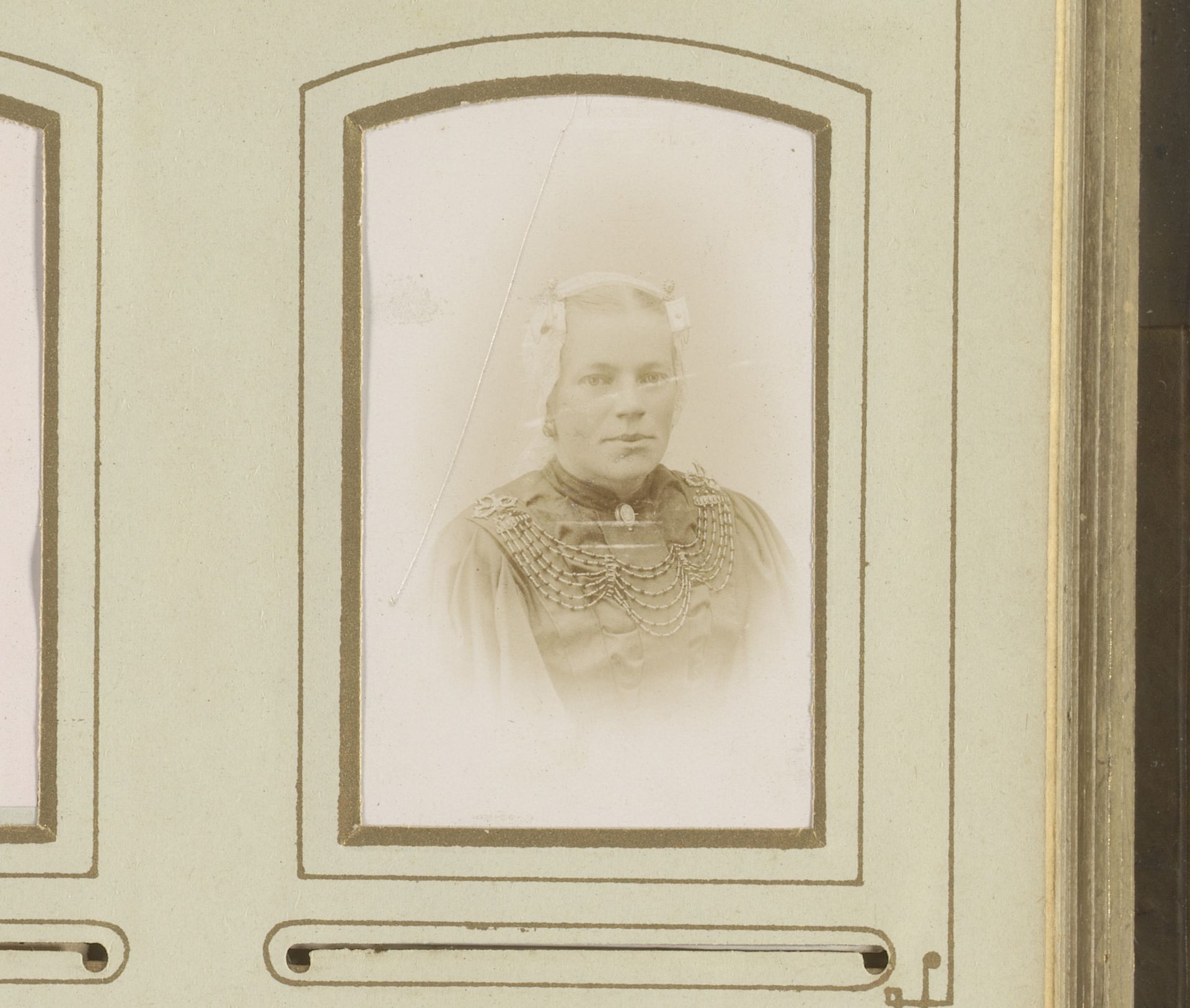 Portret van een vrouw met witte klederdrachtmuts by Gebroeders IJpma