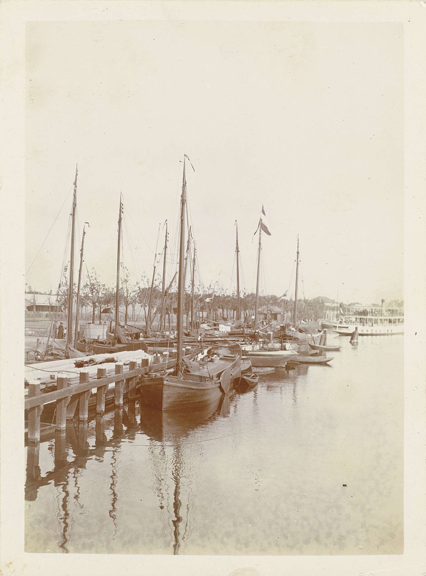 Aangemeerde schepen in de haven van Zaandam by James Higson