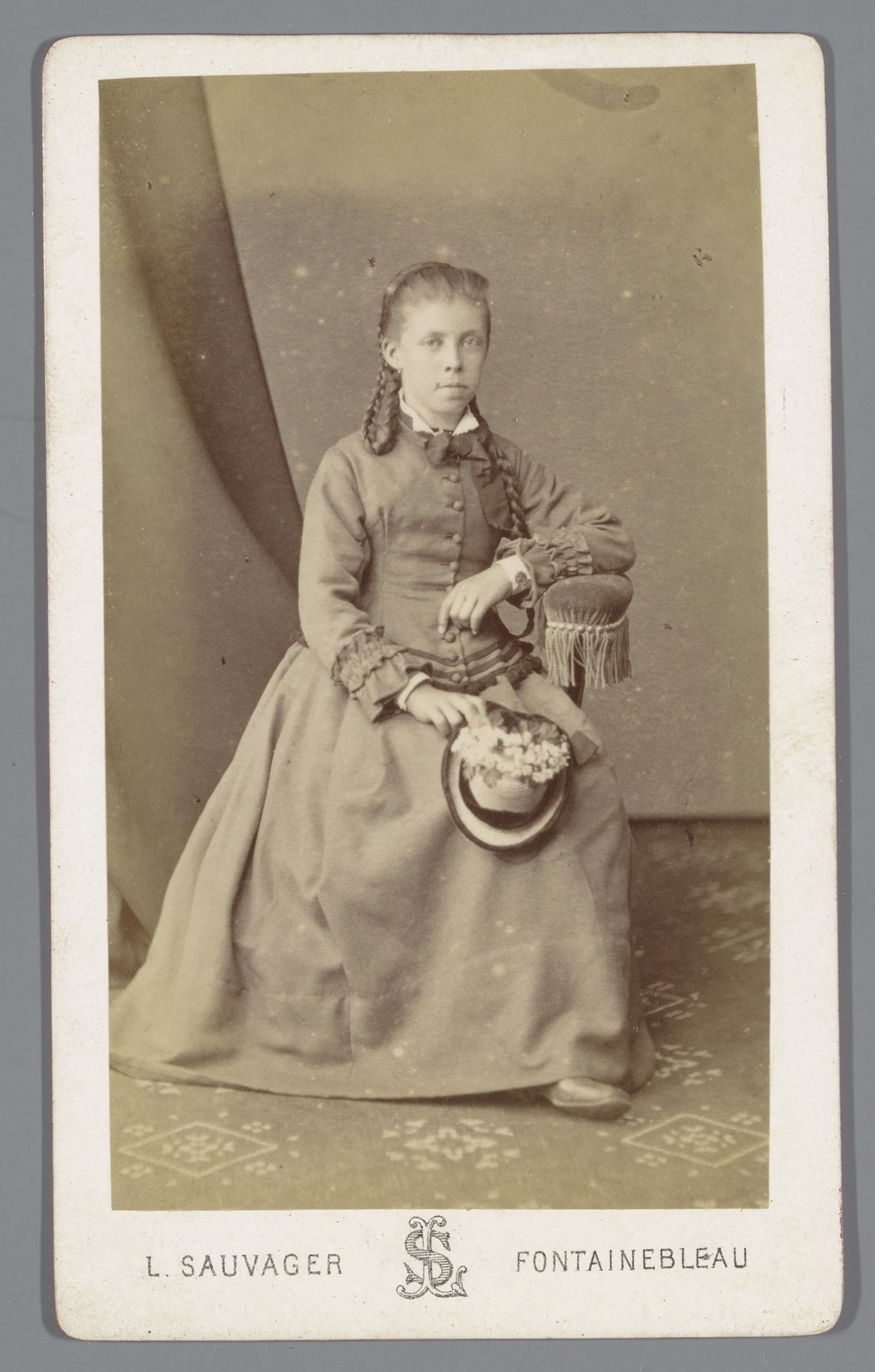 Portret van een onbekende jonge vrouw by Louis Sauvager