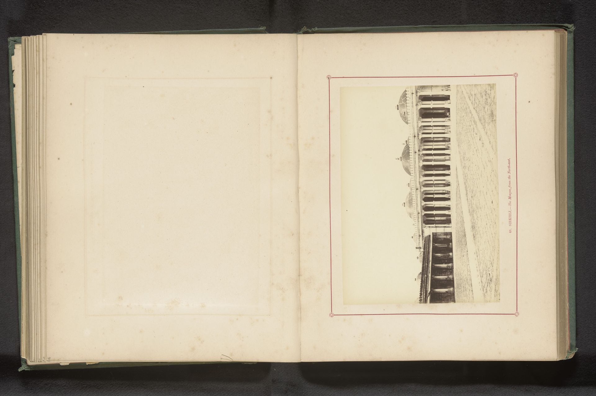 Gezicht op een moskee op Sarkhej Roza bij Ahmedabad by Thomas Biggs