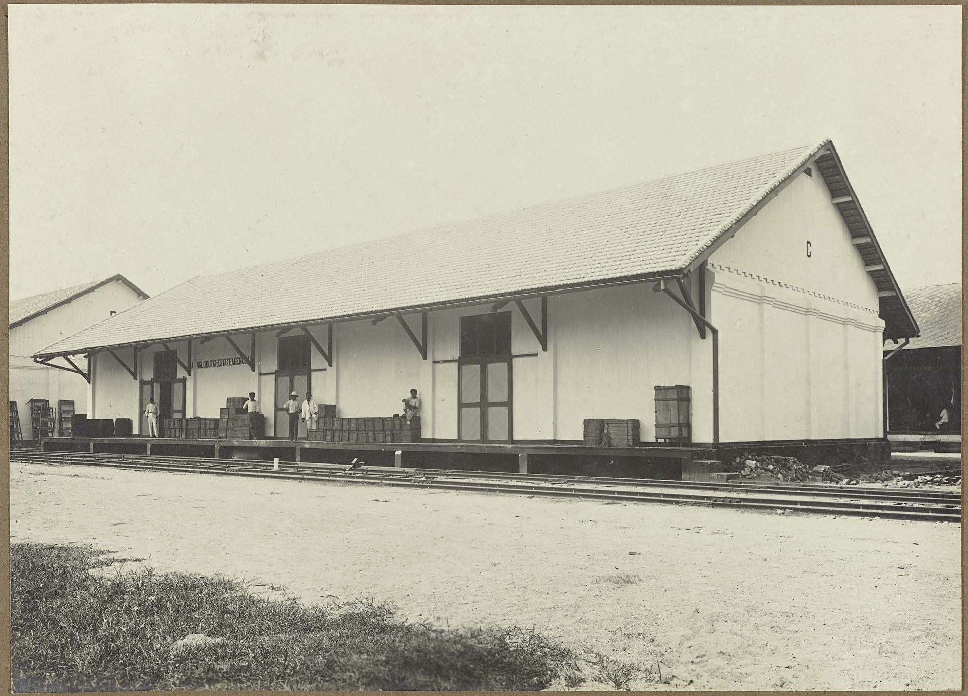 Pand van de Anglo Dutch Estate Agency langs het spoor by Anonymous