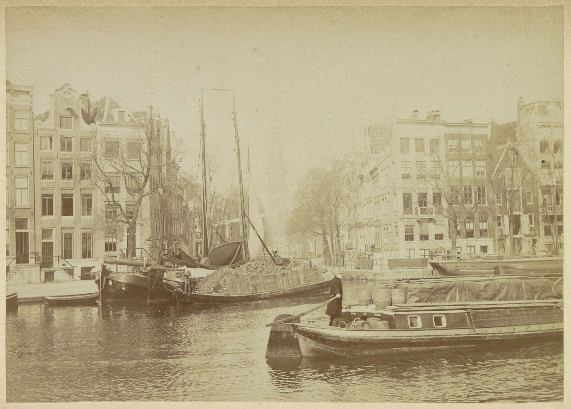 Gezicht op de Groenburgwal met op de voorgrond schepen by Andries Jager