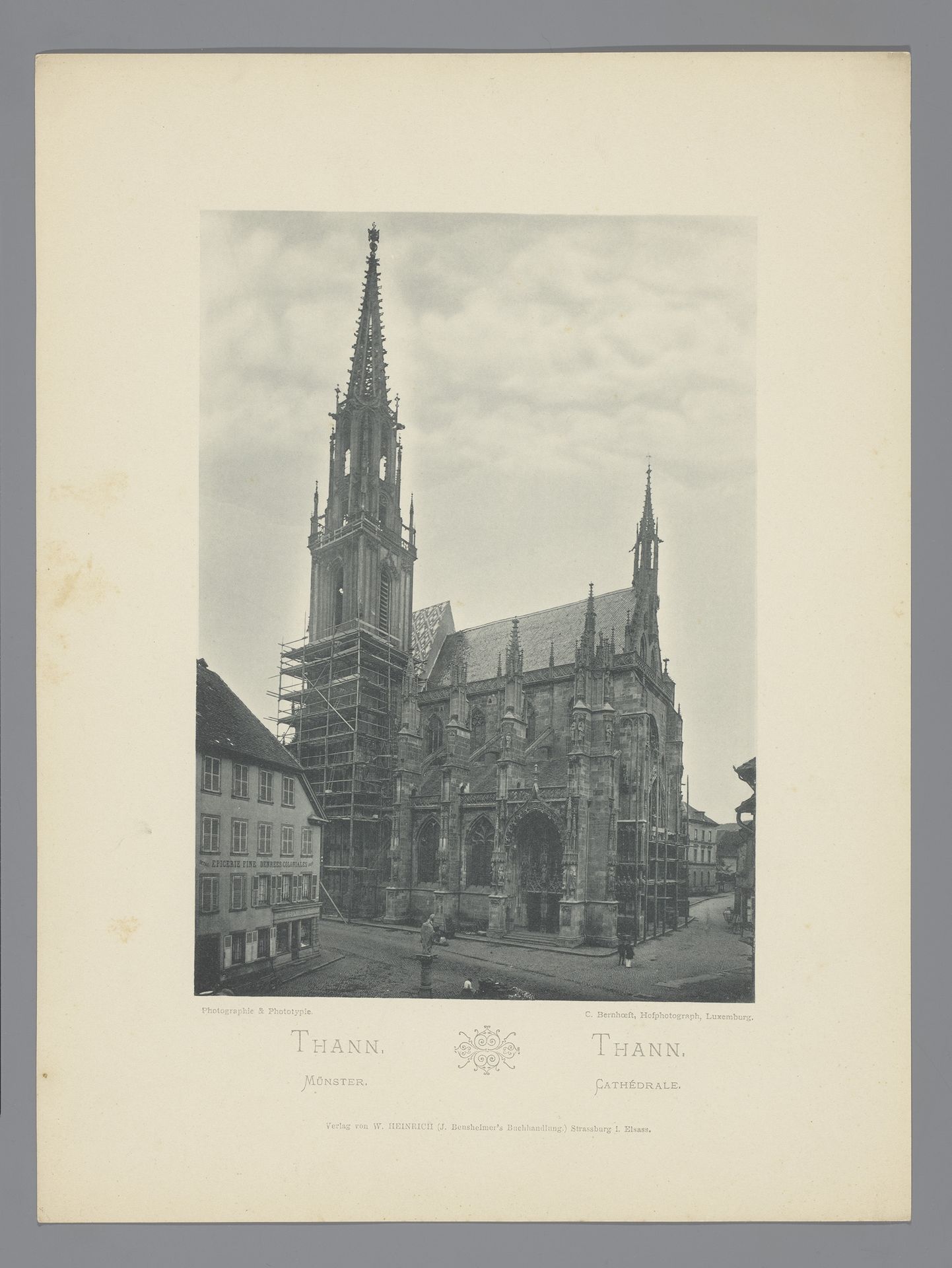 Gezicht op La Collégiale Saint Thiébaut te Thann by Charles Bernhoeft