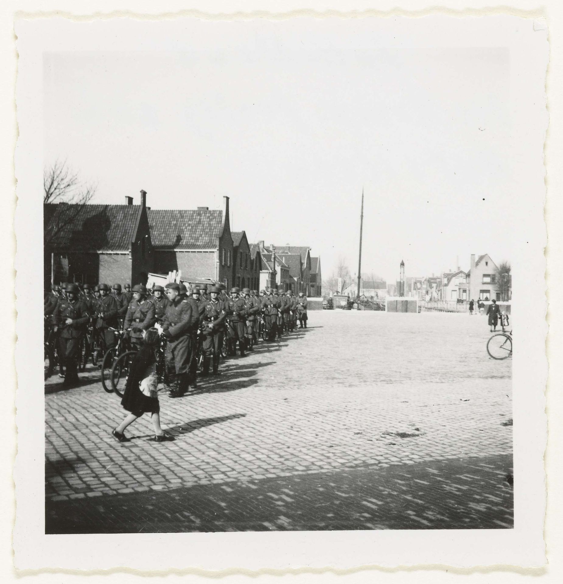 Colonne Duitse soldaten met fietsen by Anonymous