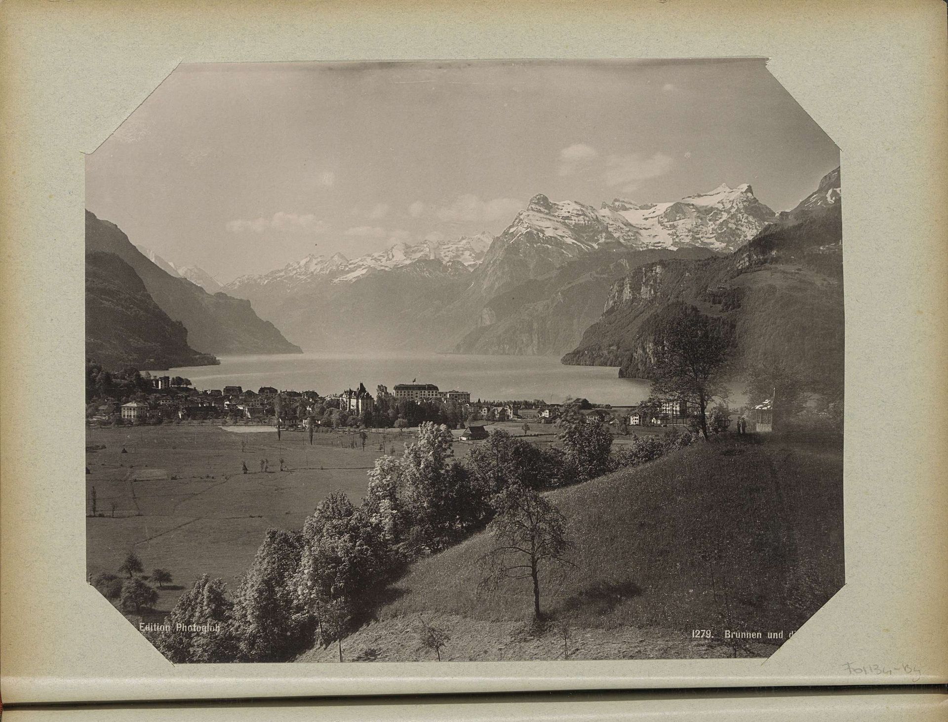 Gezicht op Brunnen aan het Meer van Luzern met op de achtergrond de Alpen by Photoglob & Co.
