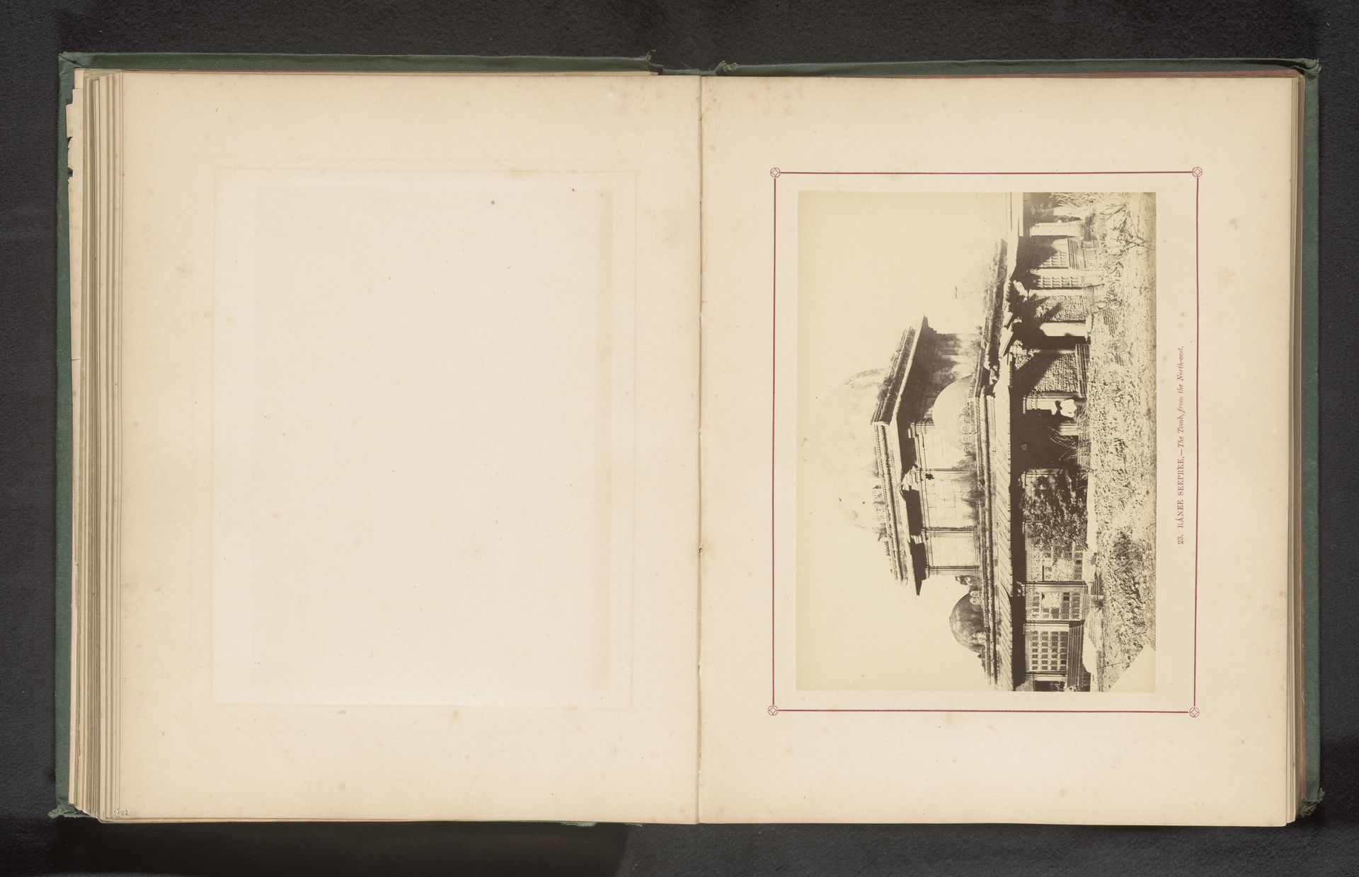 Gezicht op een tombe bij de Rani Sipri's-moskee in Ahmedabad by Thomas Biggs