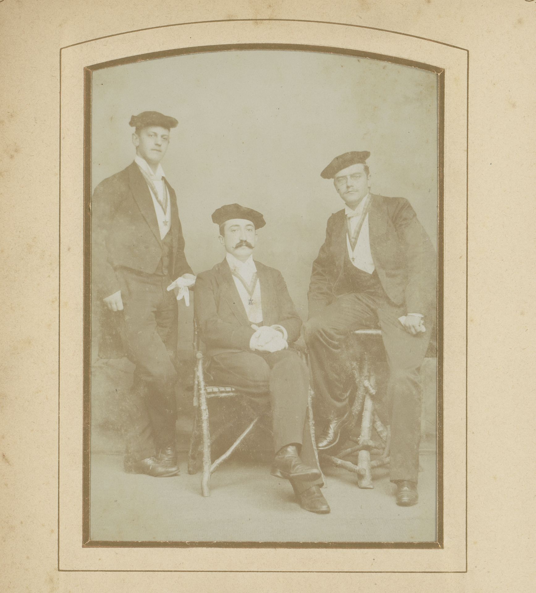 Groepsfoto van drie studenten, waaronder François Buys zittend in het midden by Nicolaas Schuitvlot
