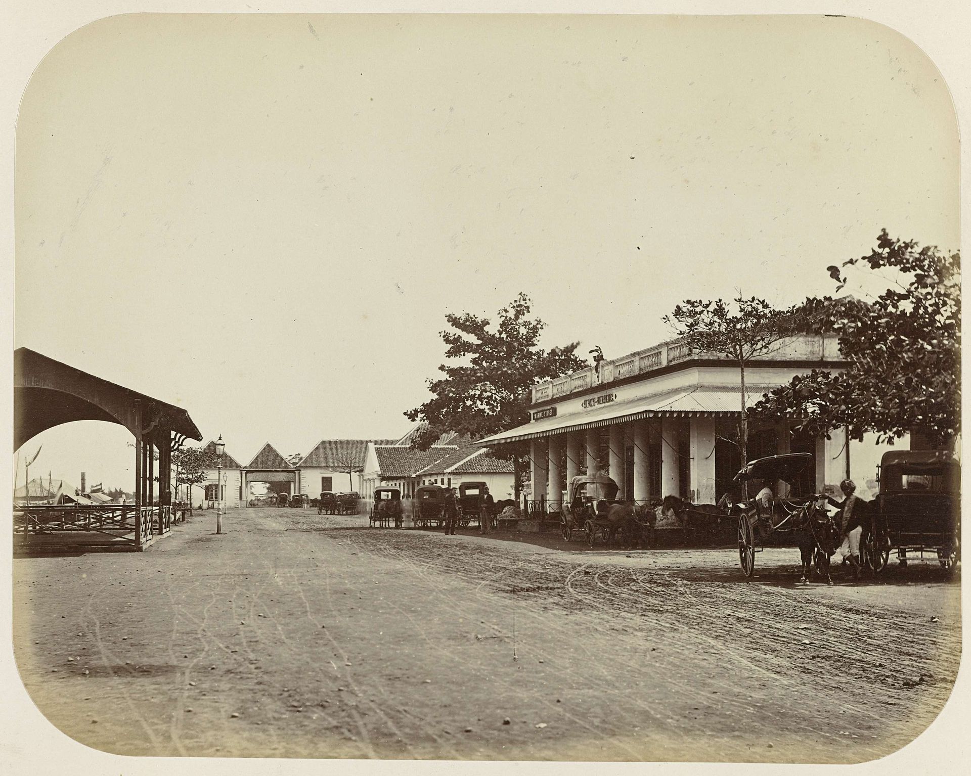 De Stadsherberg te Batavia by Woodbury & Page