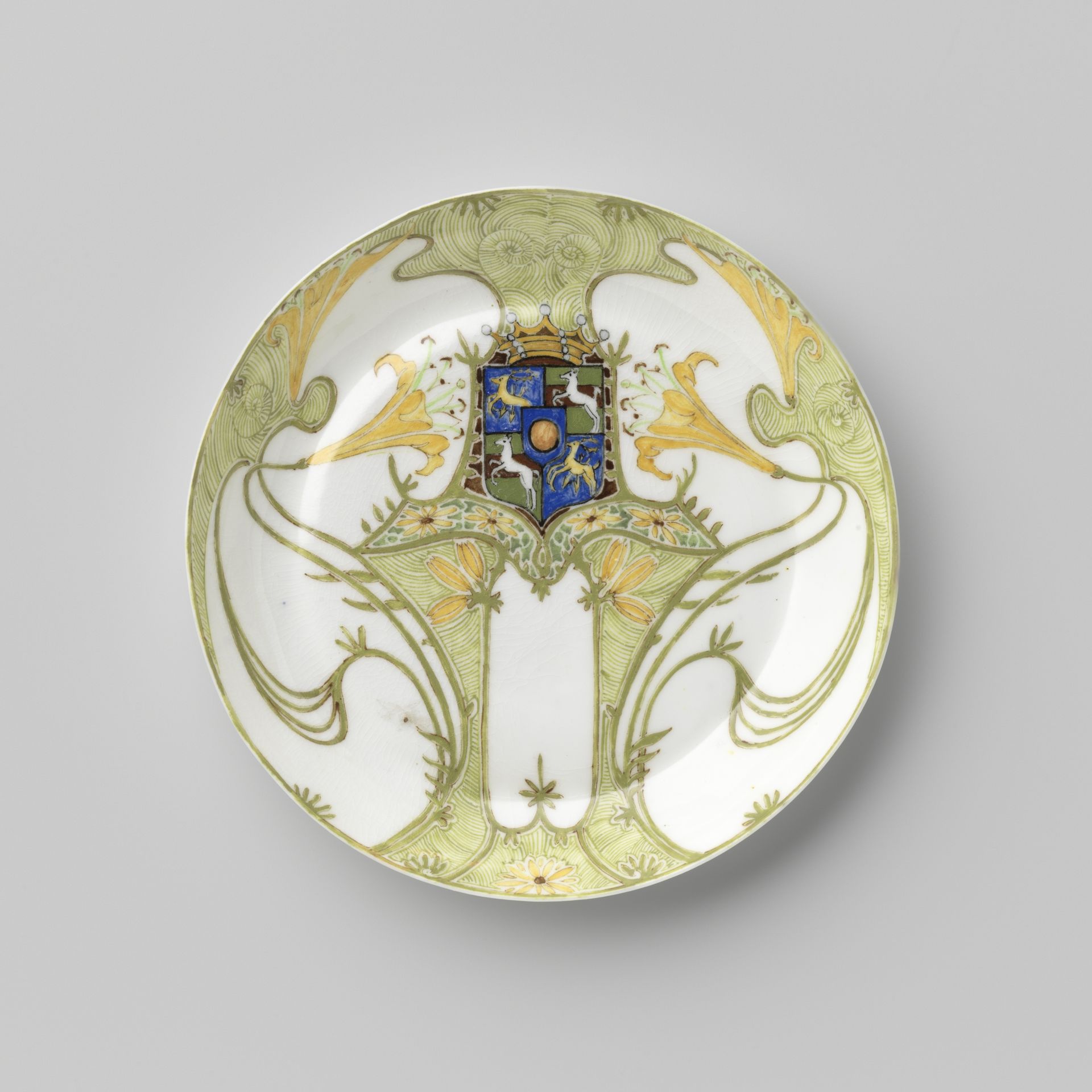 Schotel, deel van een tête-à-tête, beschilderd met lelies by N.V. Haagsche Plateelfabriek Rozenburg