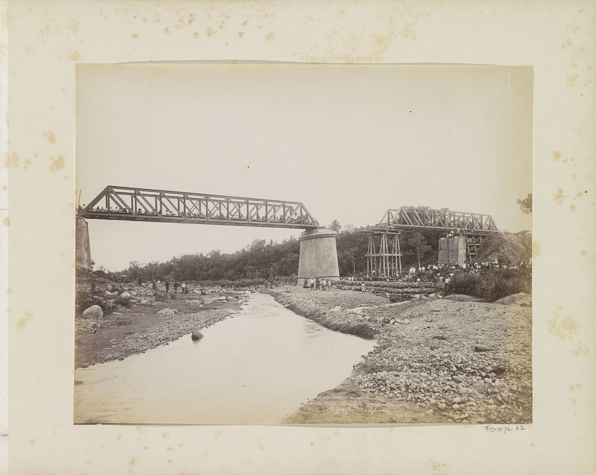 Aanleg van een spoorbrug op het traject Djoeja-Magelang in Nederlands-Indië by Kassian Céphas