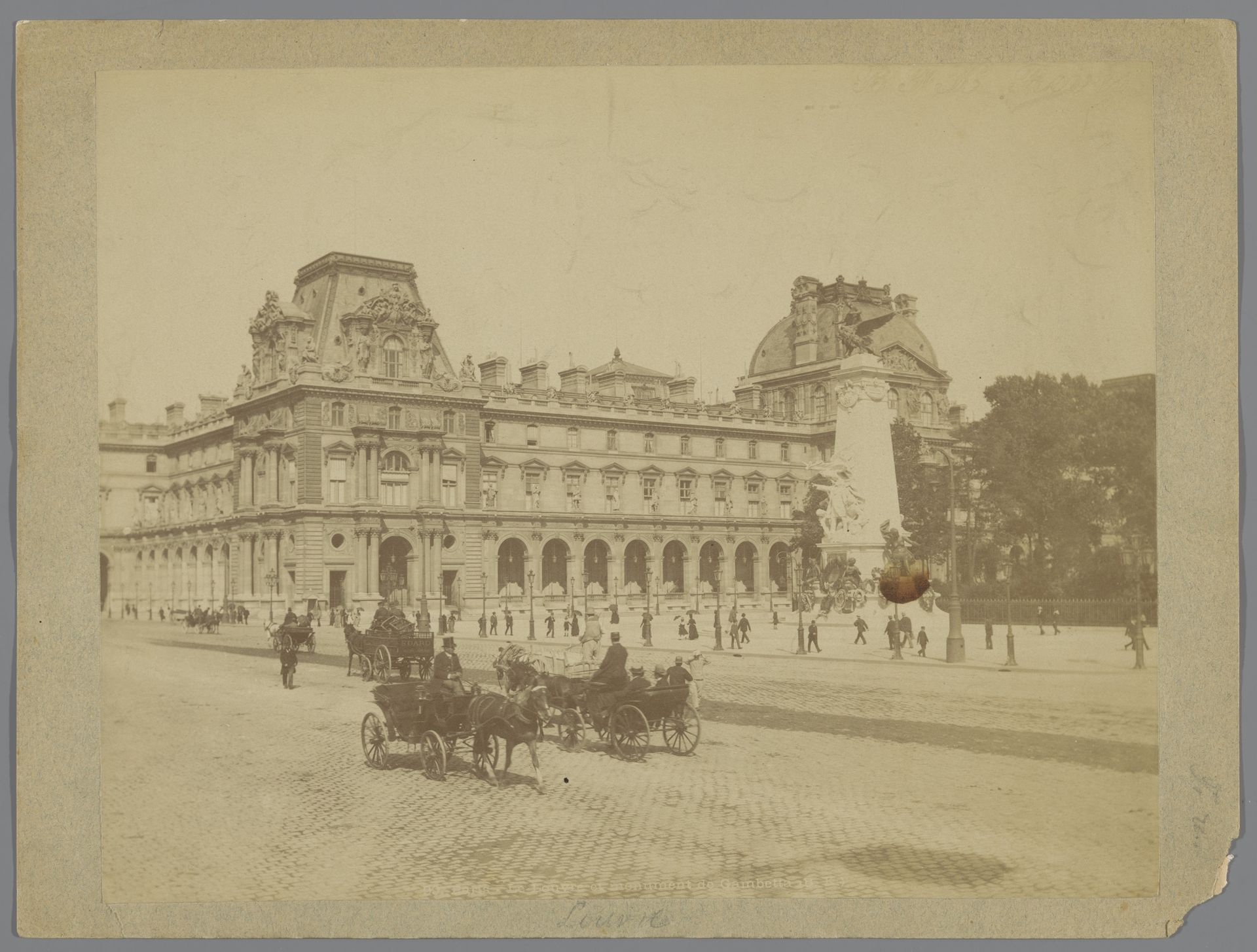 Gezicht op het Louvre en monument voor Léon Gambetta te Parijs by Anonymous