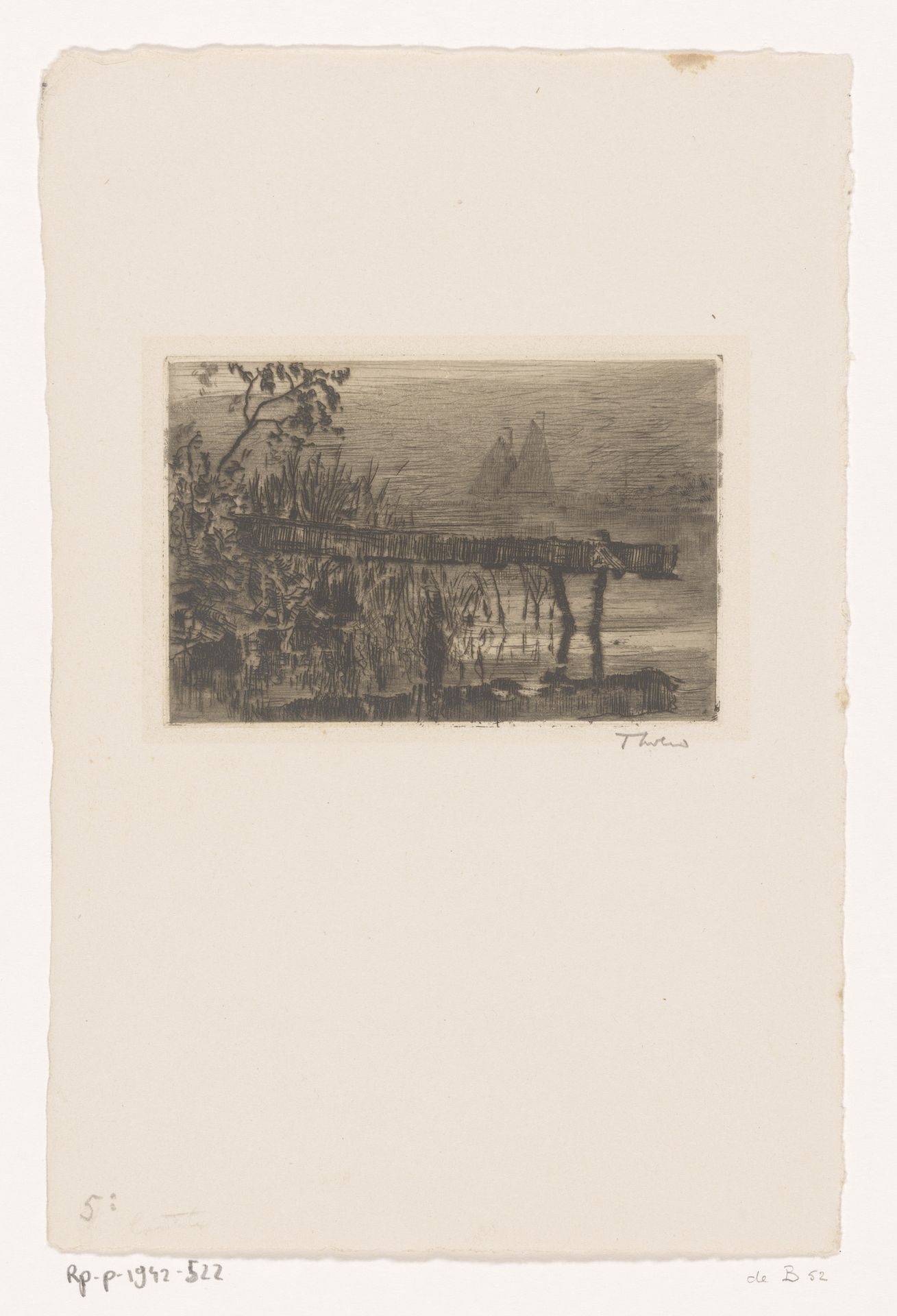 Loopplank aan de oever, daarachter twee zeilboten by Willem Bastiaan Tholen