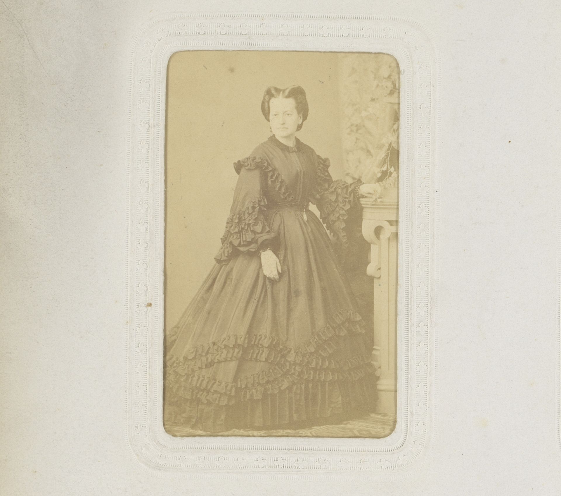 Portret van een staande vrouw by M. de Hebert