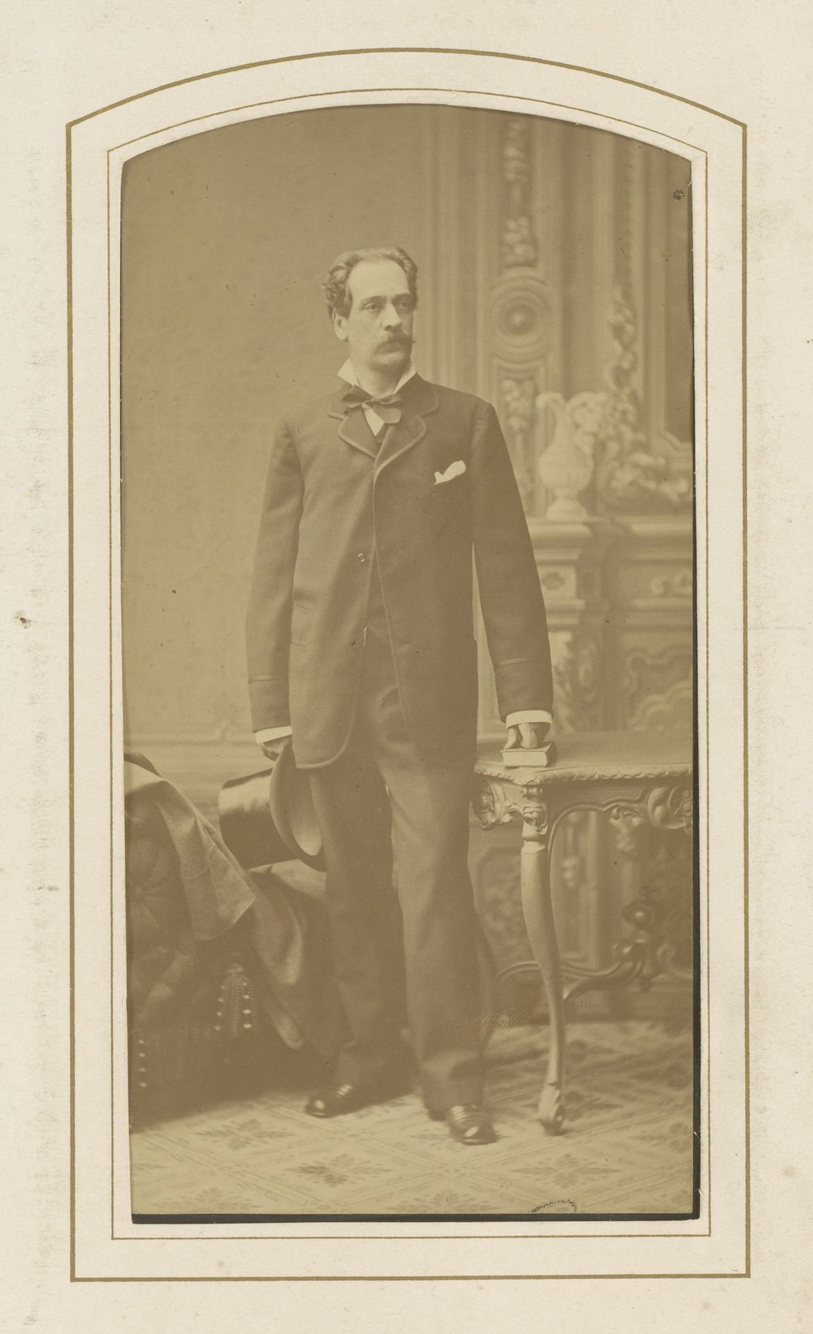 Portret van Gustaf Frederikson met hoge hoed en boek by Waldemar Dahllöf
