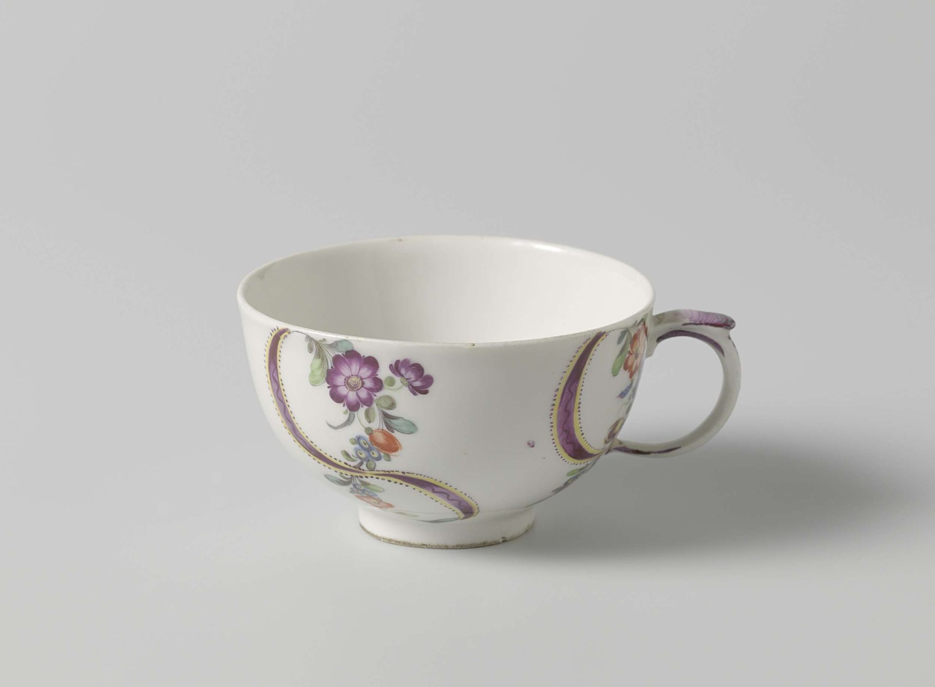 Cup with floral scrolls and ribbons by Zürich