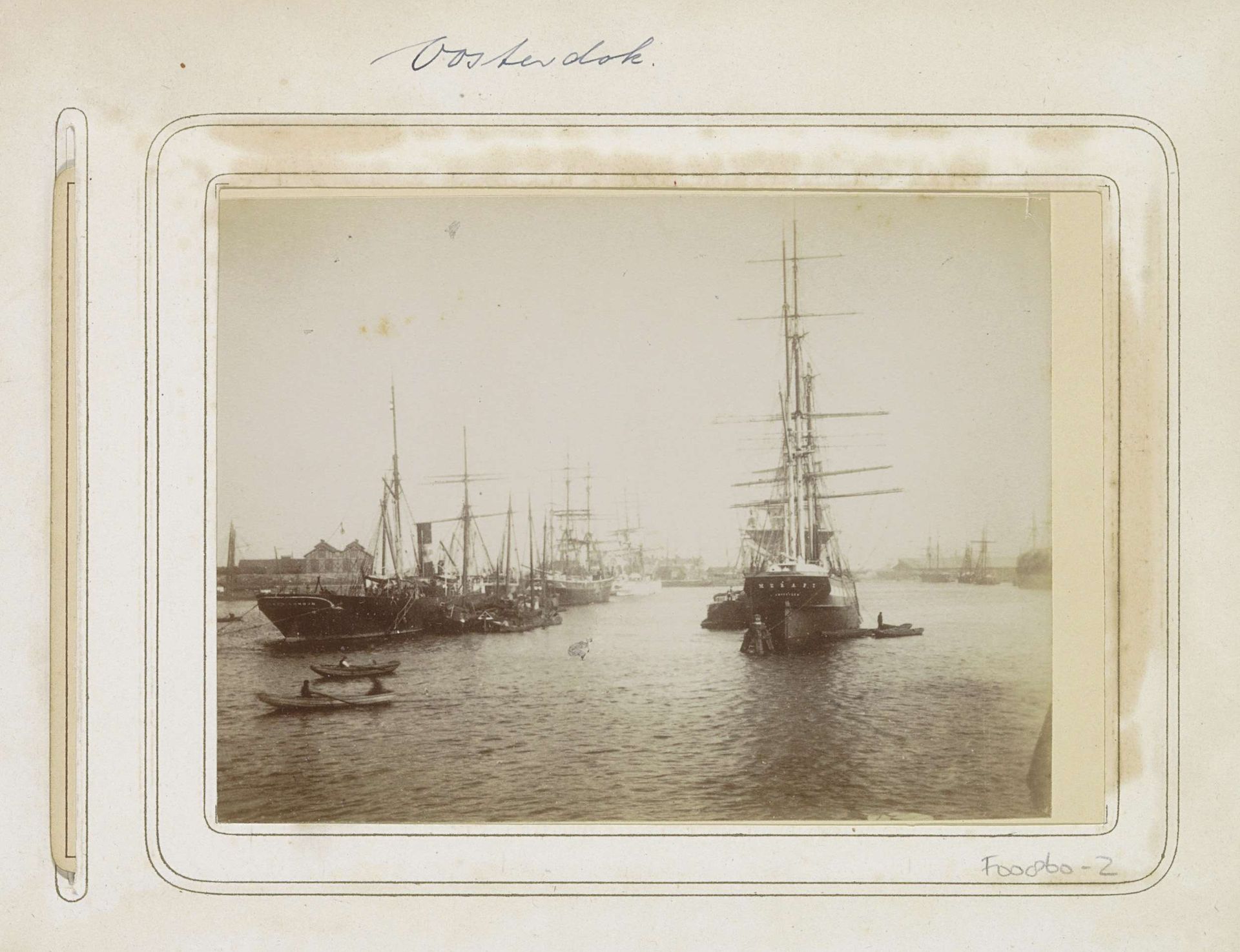 Schepen voor anker in het Oosterdok, rechts het schip de Merapi by Anonymous