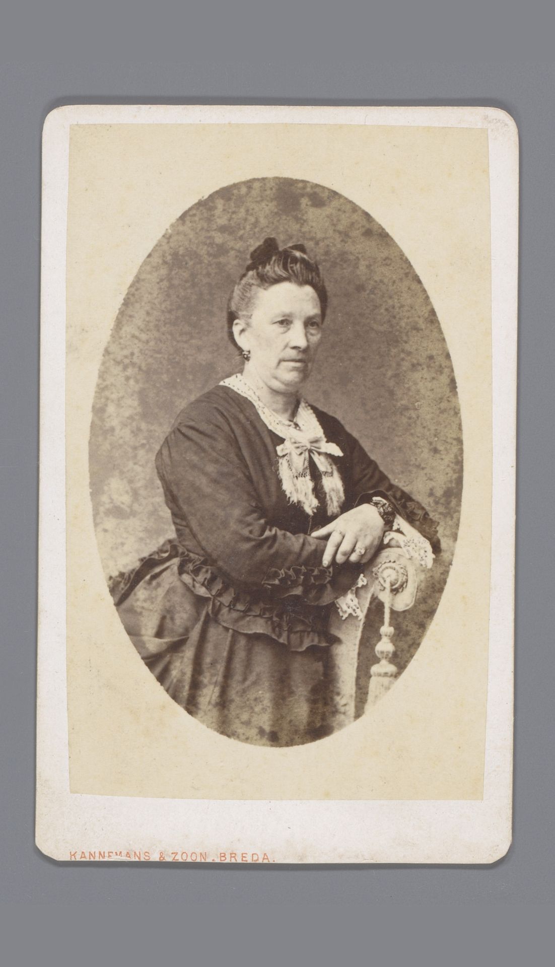 Portret van een onbekende vrouw by Kannemans & Zoon