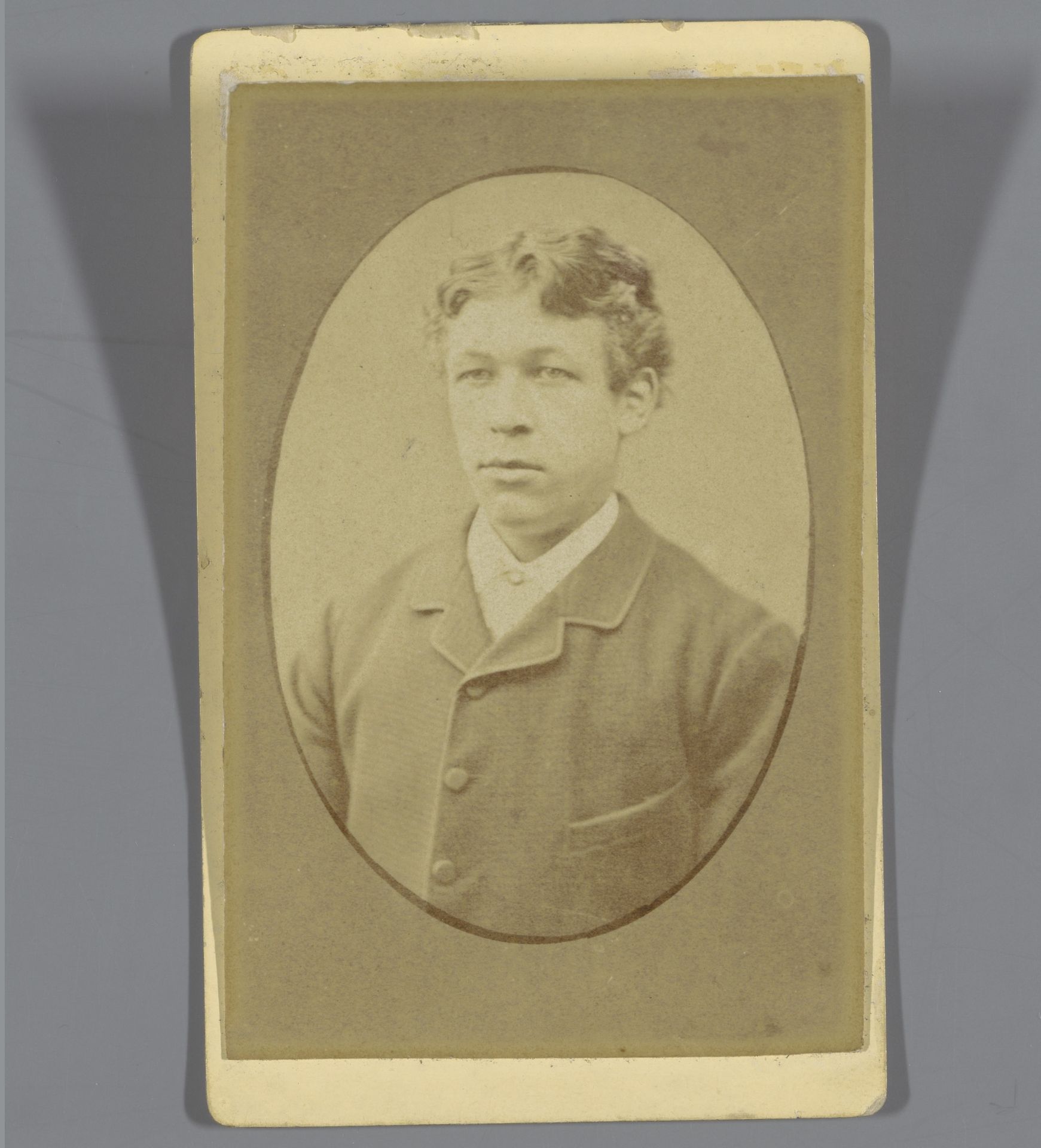 Portret van een onbekende jongeman by J.J. Geels