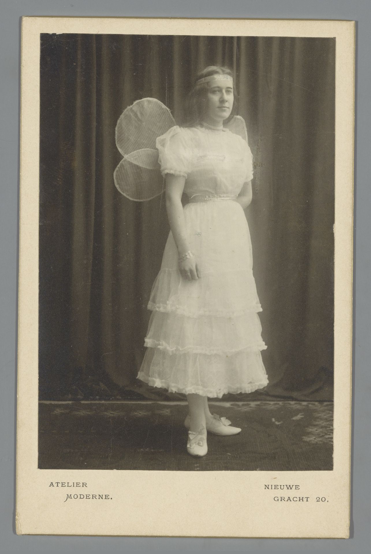Portret van een jonge vrouw verkleed als elf by Atelier Moderne