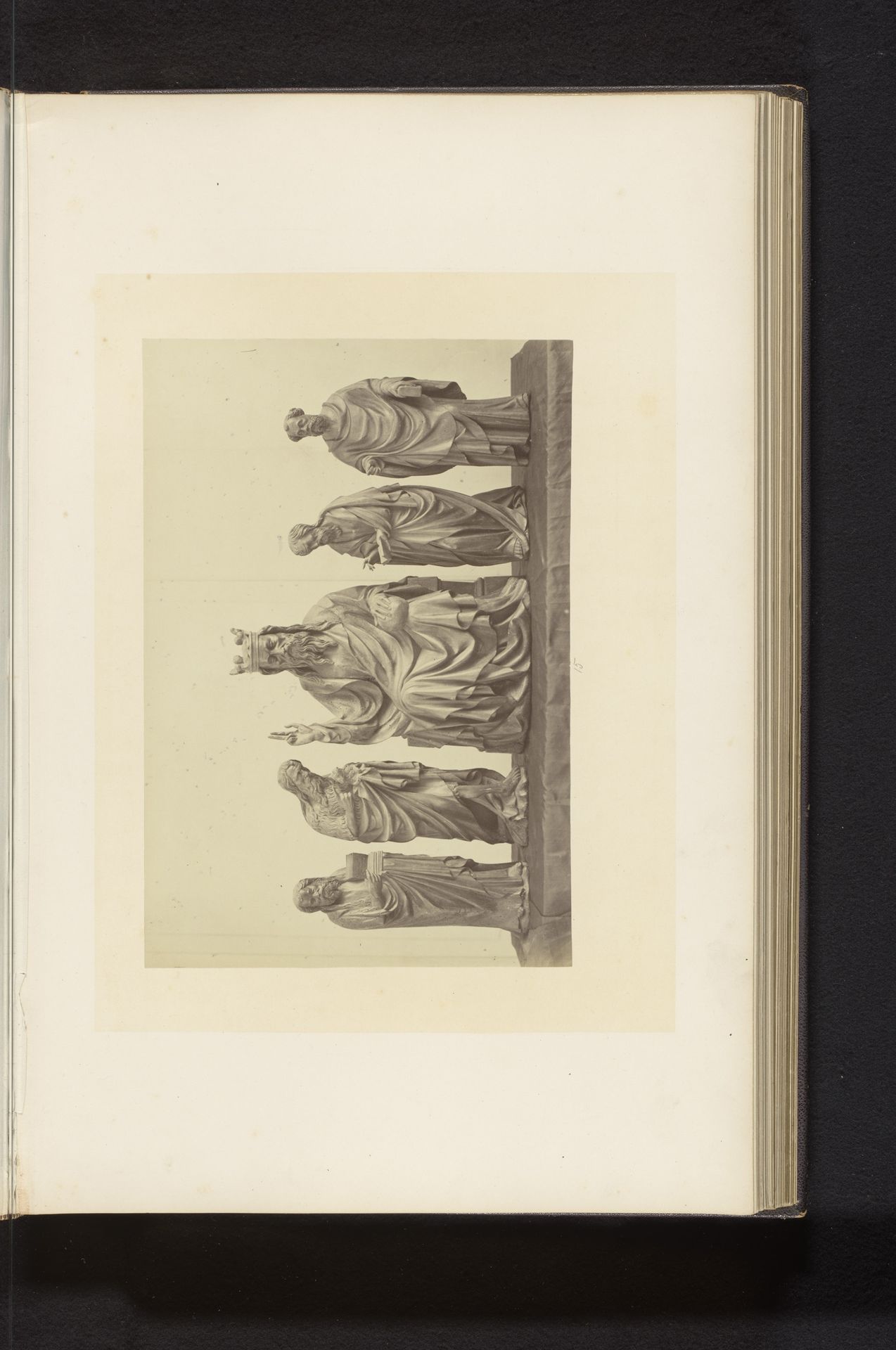 Vijf eikenhouten sculpturen van Bijbelse figuren uit de Heilige Verlosserkerk in Hakendover, opgesteld op een tentoonstelling over religieuze objecten uit de middeleeuwen en renaissance in 1864 in Mechelen by Joseph Maes