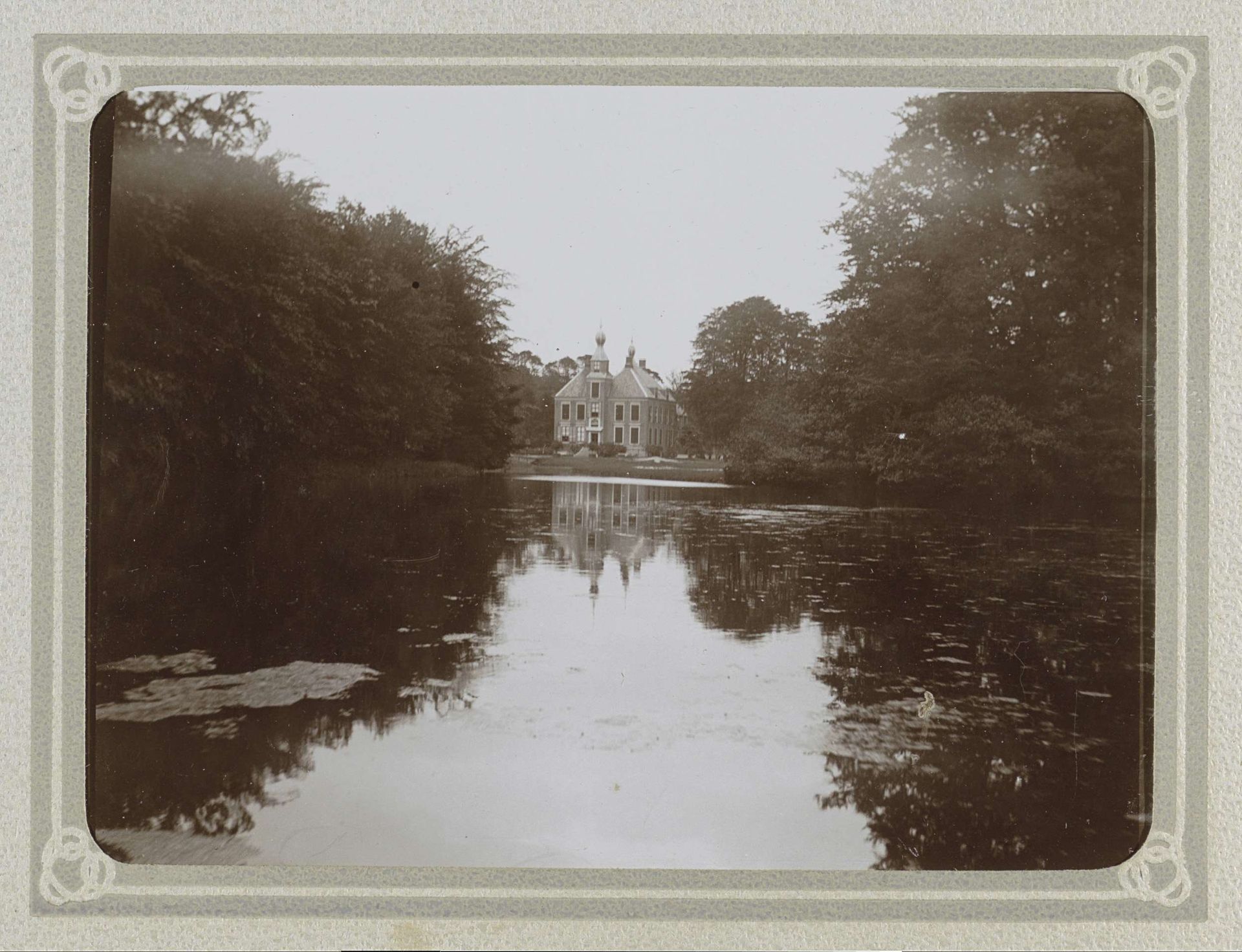 Kasteel aan een water in een bosrijke omgeving by Folkert Idzes de Jong