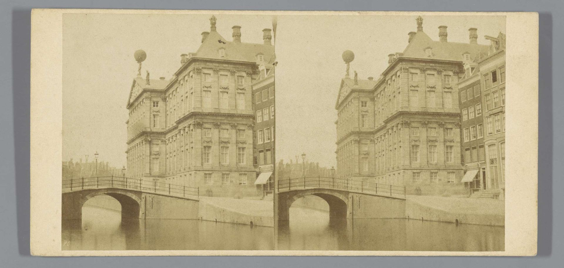 Achterzijde van het Koninklijk Paleis op de Dam, Amsterdam by Pieter Oosterhuis