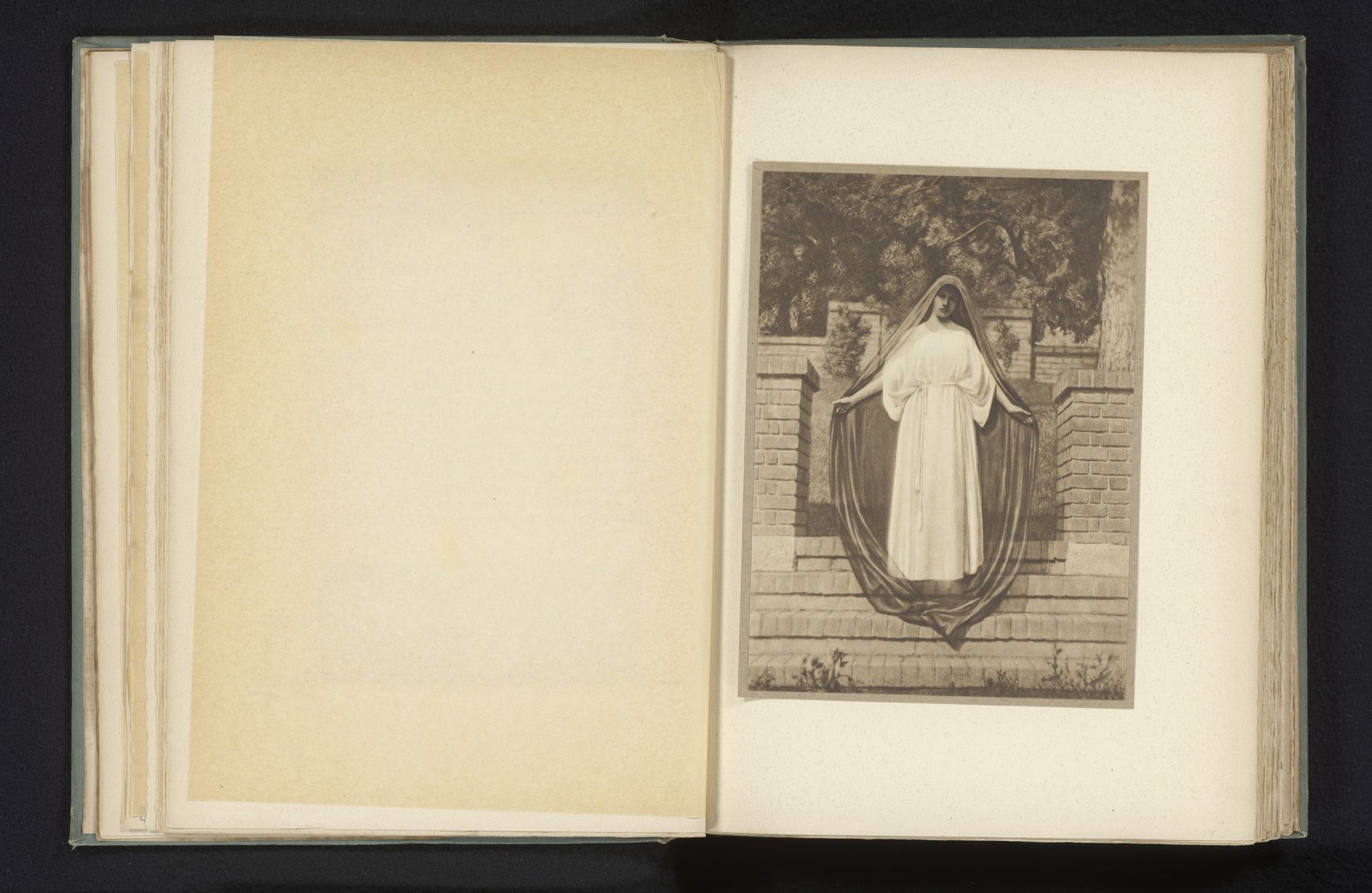 Vrouw zwevend boven een trap by Adelaide Hanscom Leeson
