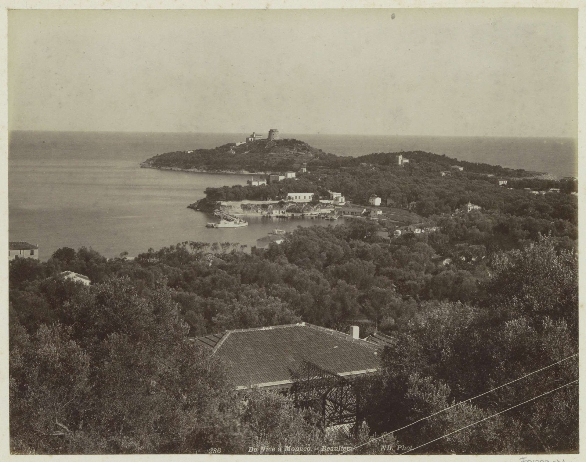 Gezicht op Beaulieu-sur-Mer tussen Nice en Monaco by Étienne Neurdein