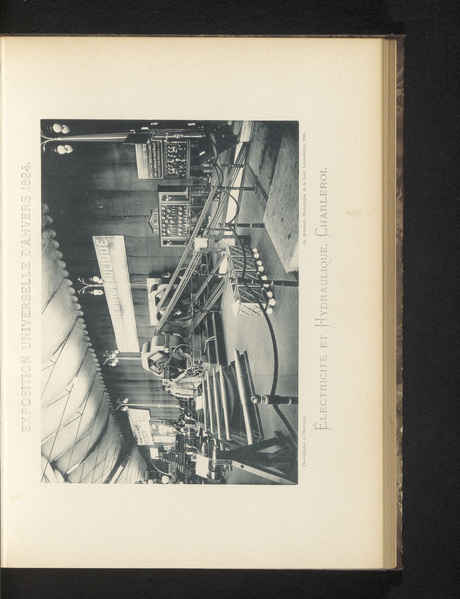 Gezicht op een opstelling van de Société Anonyme Électricté et Hydraulique uit Charleroi op de Wereldtentoonstelling van Antwerpen in 1894 by Charles Bernhoeft