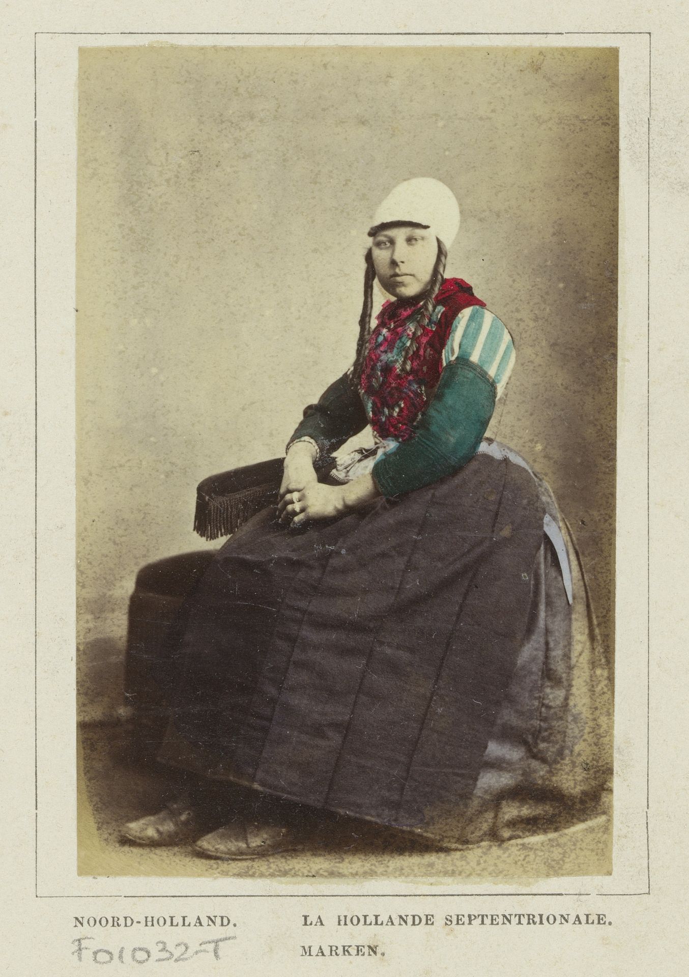 Portret van een onbekende vrouw in klederdracht van Marken, Noord-Holland by Andries Jager