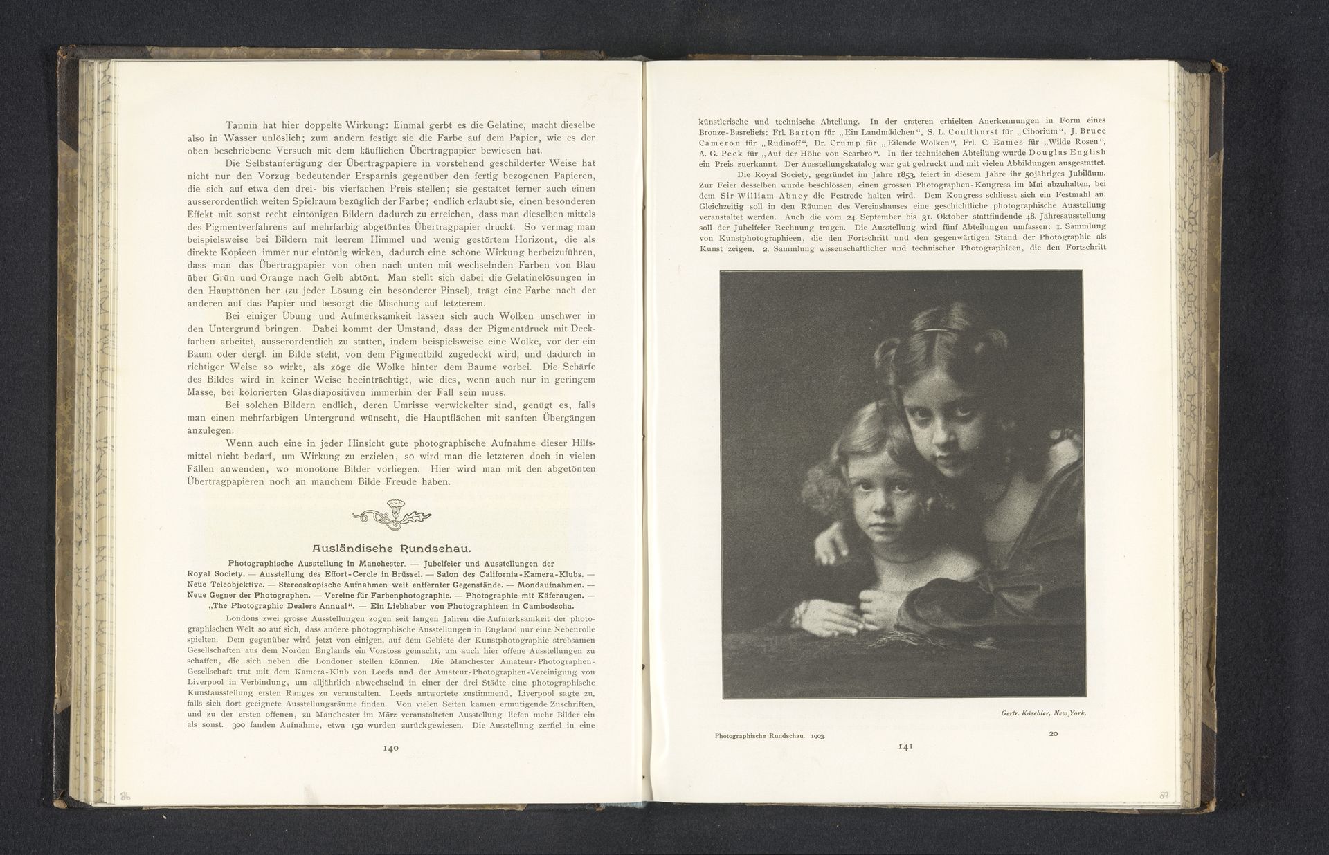 Portret van twee onbekende meisjes by Gertrude Kasebier