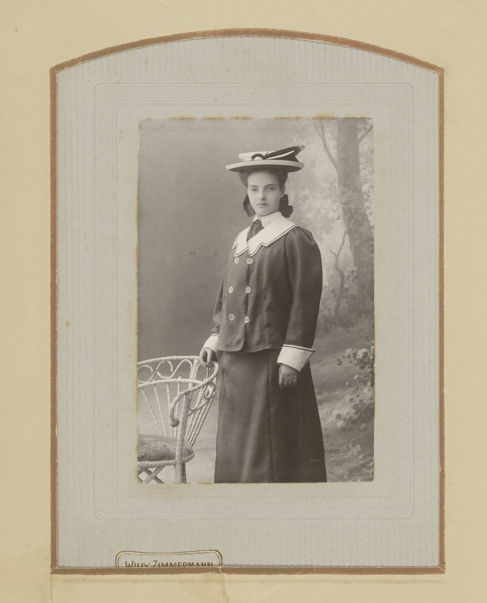 Portret van een jonge vrouw met hoed, staand bij een stoel by Guillame Maximilien Zimmermann
