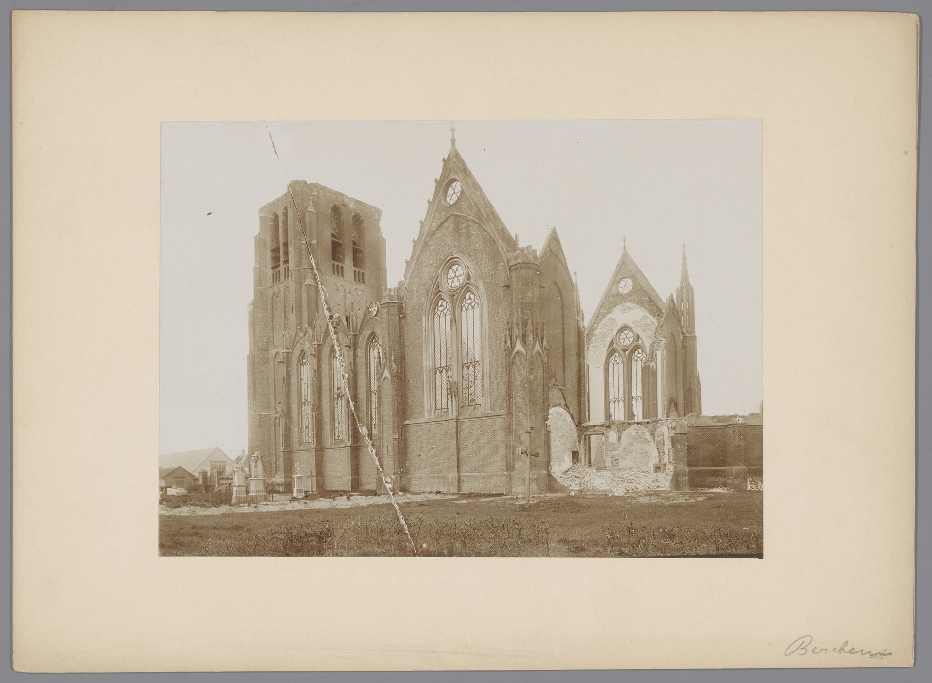 Gezicht op de Rooms-Katholieke Kerk te Berghem na de brand van 1895 by anoniem (Monumentenzorg)