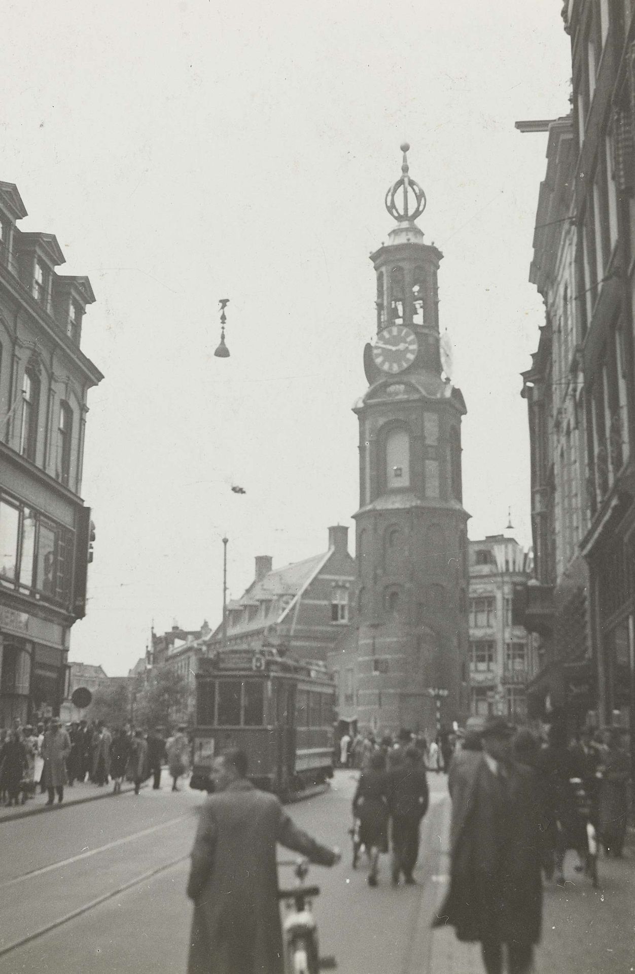 De Munttoren by Anonymous