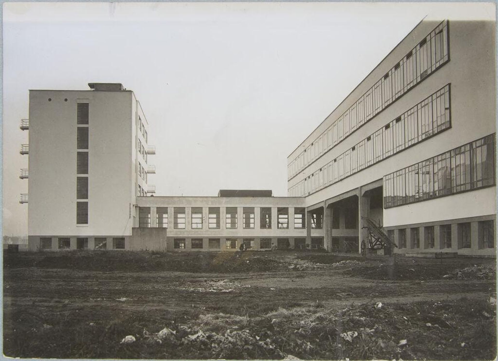 Bauhaus Building, Dessau, 1925-1926: View from the northeast during construction by Photothek