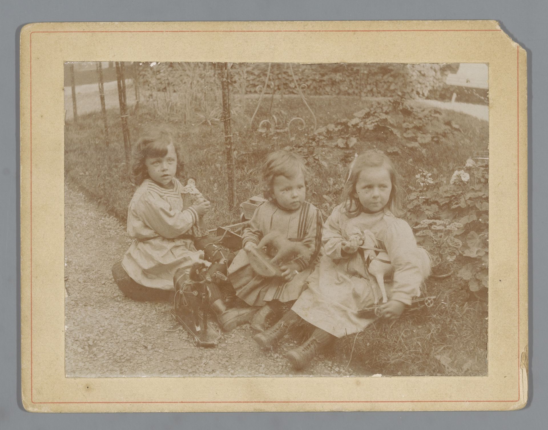 Portret van de kinderen Ad, Johanna en Han van der Kop in een tuin by Willem Carel van der Kop
