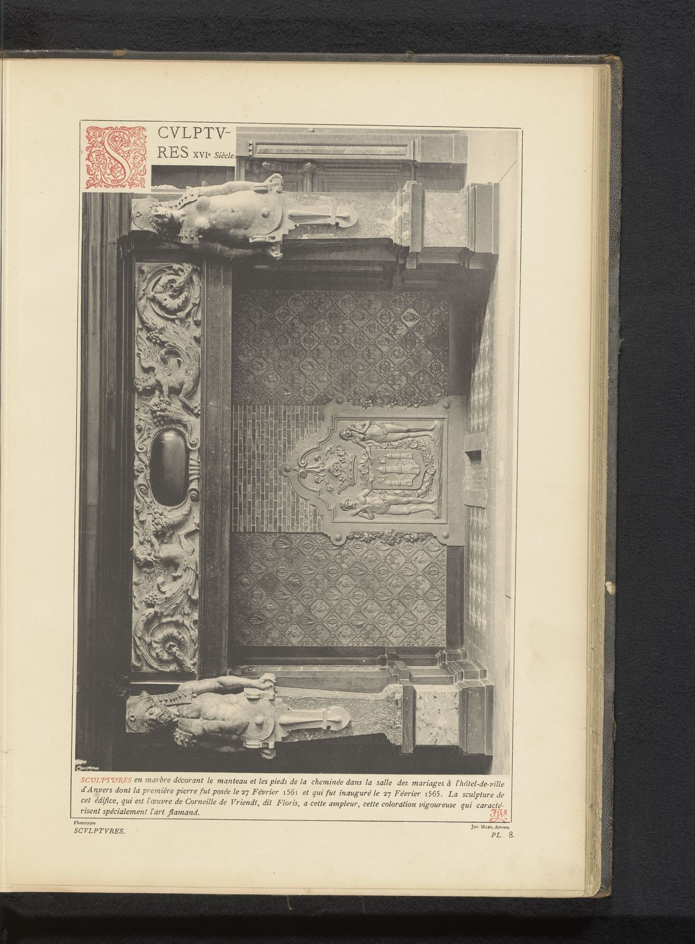 Marmeren sculpturen bij een schouw by Anonymous
