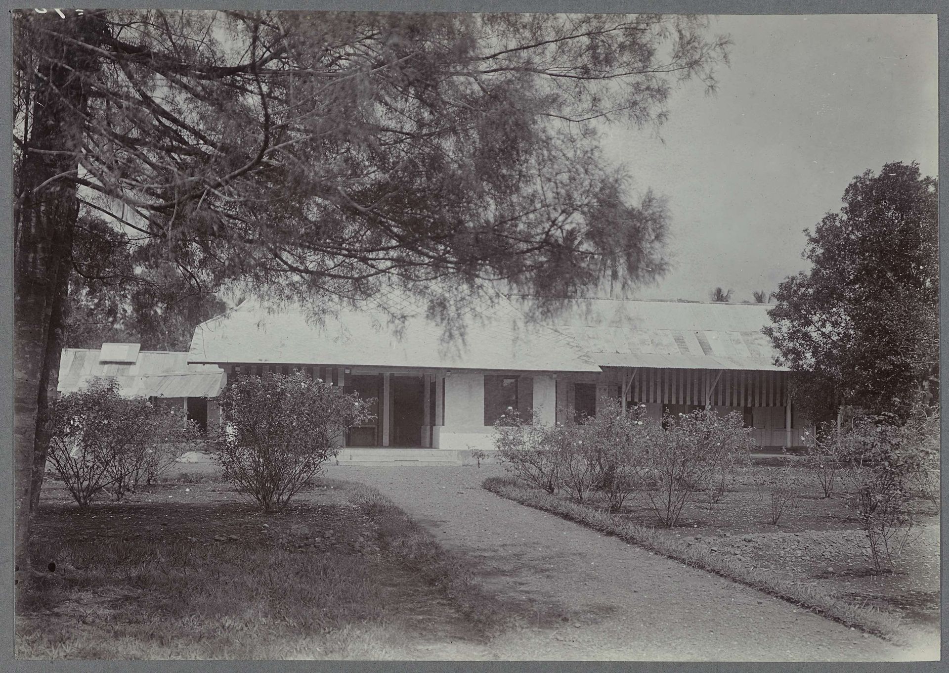 Huis met oprijlaan by Anonymous