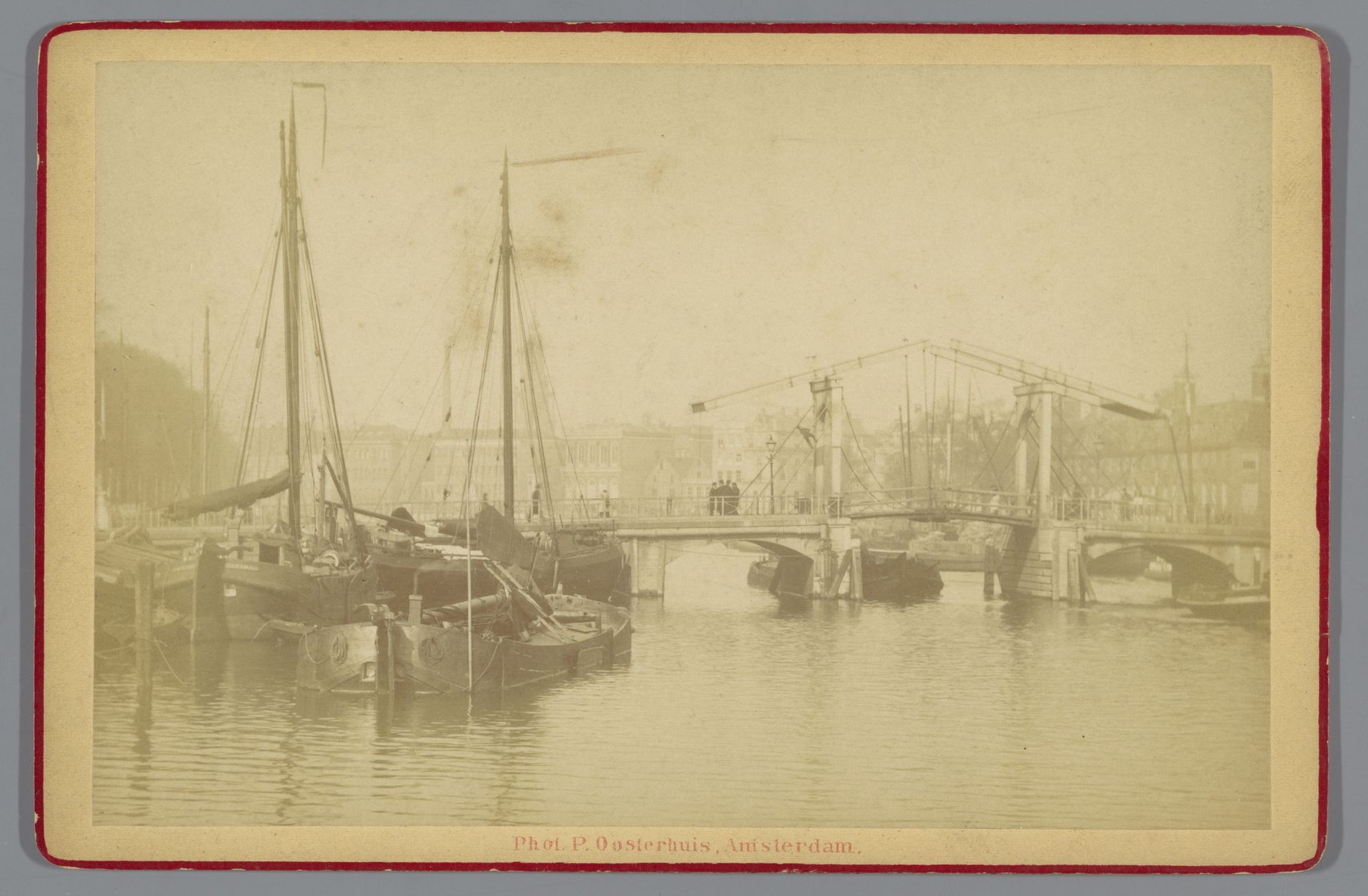 Magere Brug over de Amstel, gezien richting het noorden, Amsterdam by Pieter Oosterhuis
