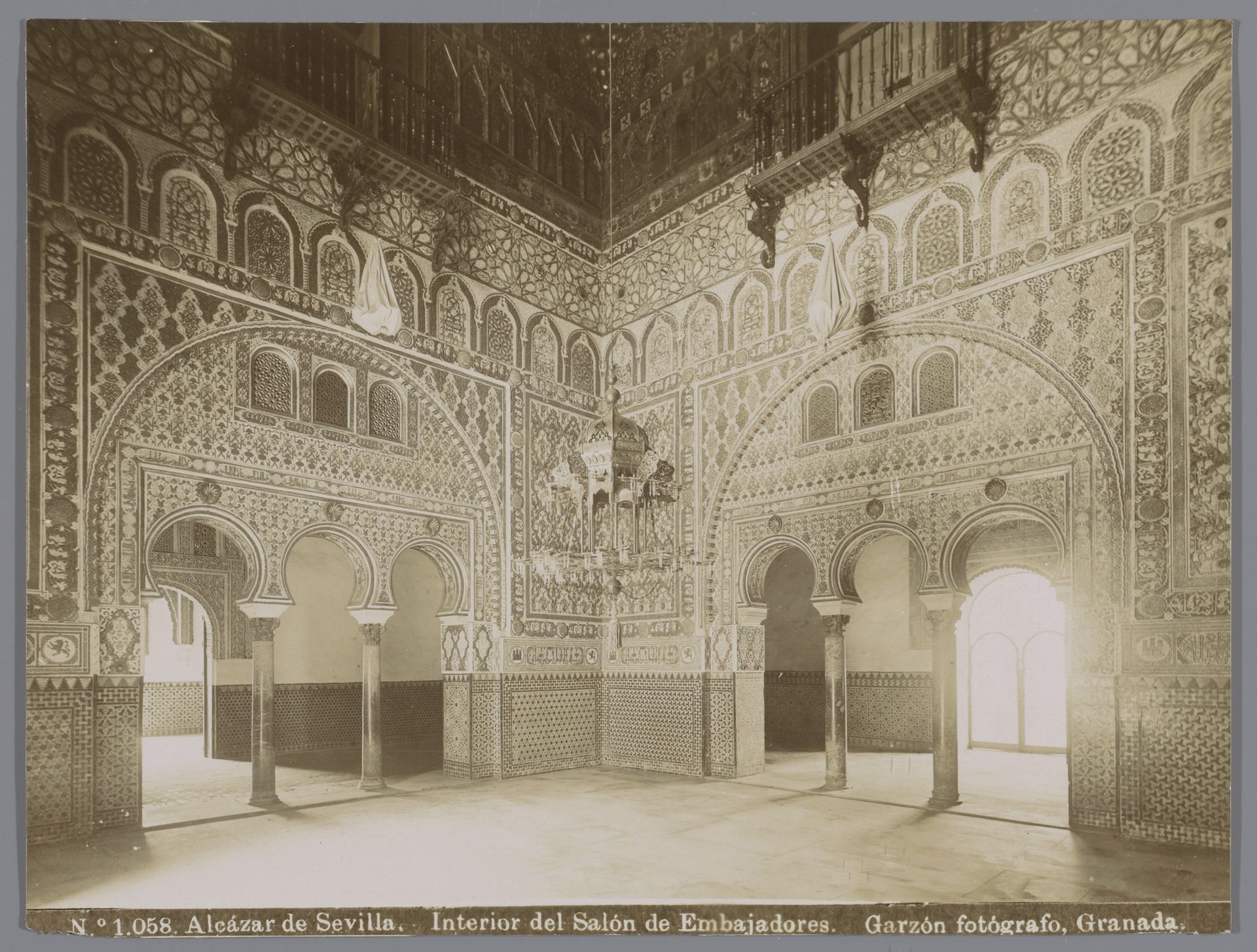 Salón de Embajadores in het Koninklijk Paleis van Sevilla by Rafael Garzón