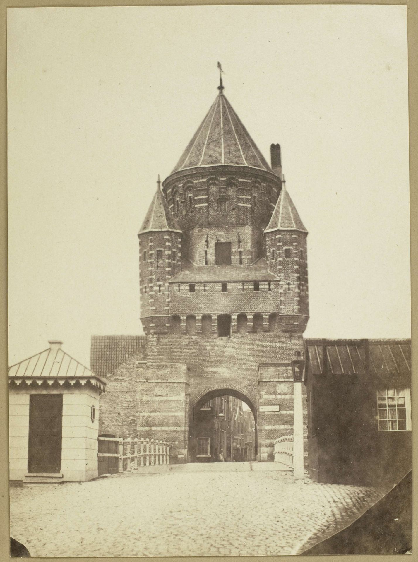 Gezicht op de Kleine Houtpoort, Haarlem by Eduard Isaac Asser